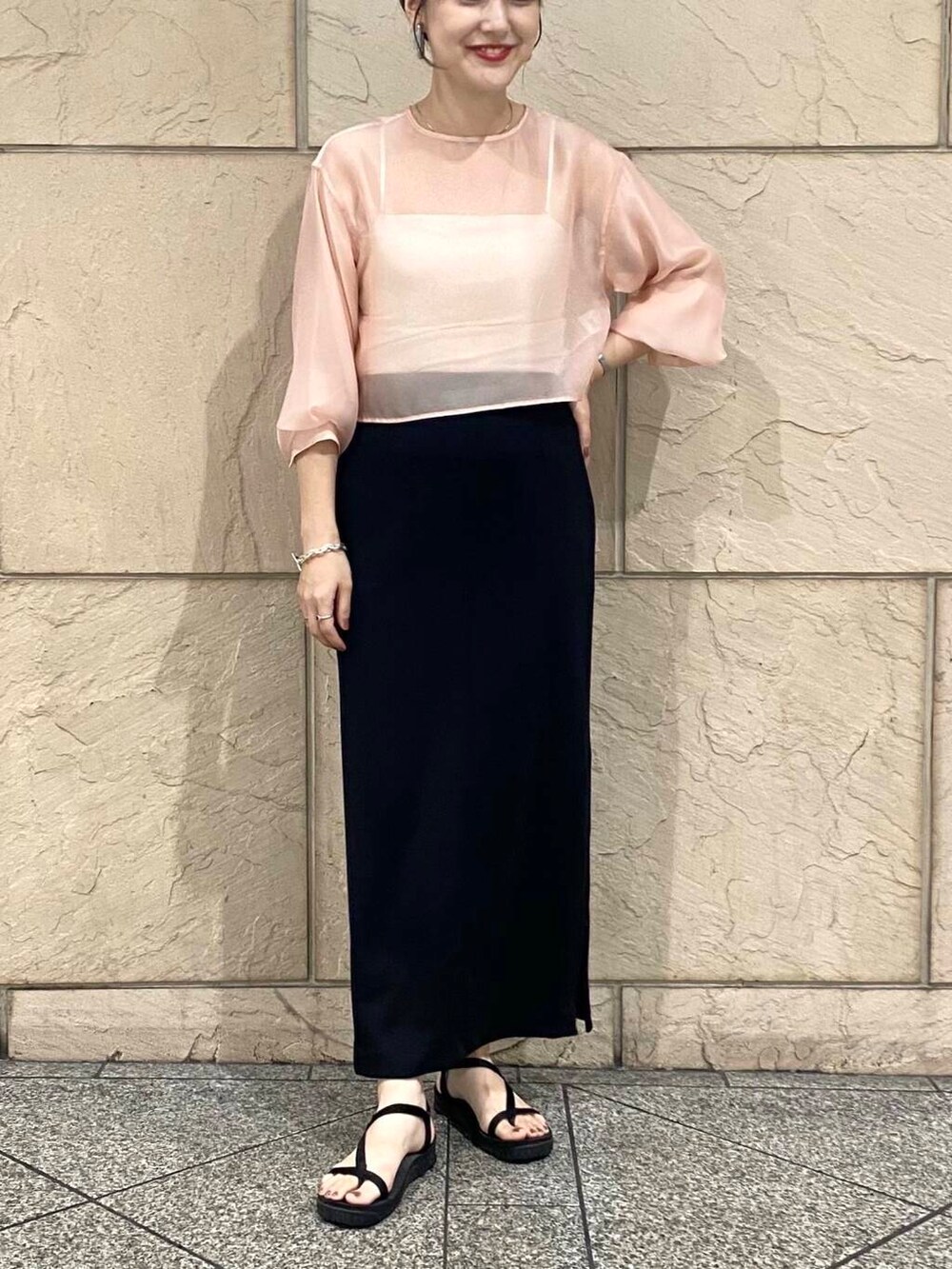 ブラック系のスカート、ピンク系のシャツ/ブラウスを着用したレディースの夏コーディネートの5枚目の写真
