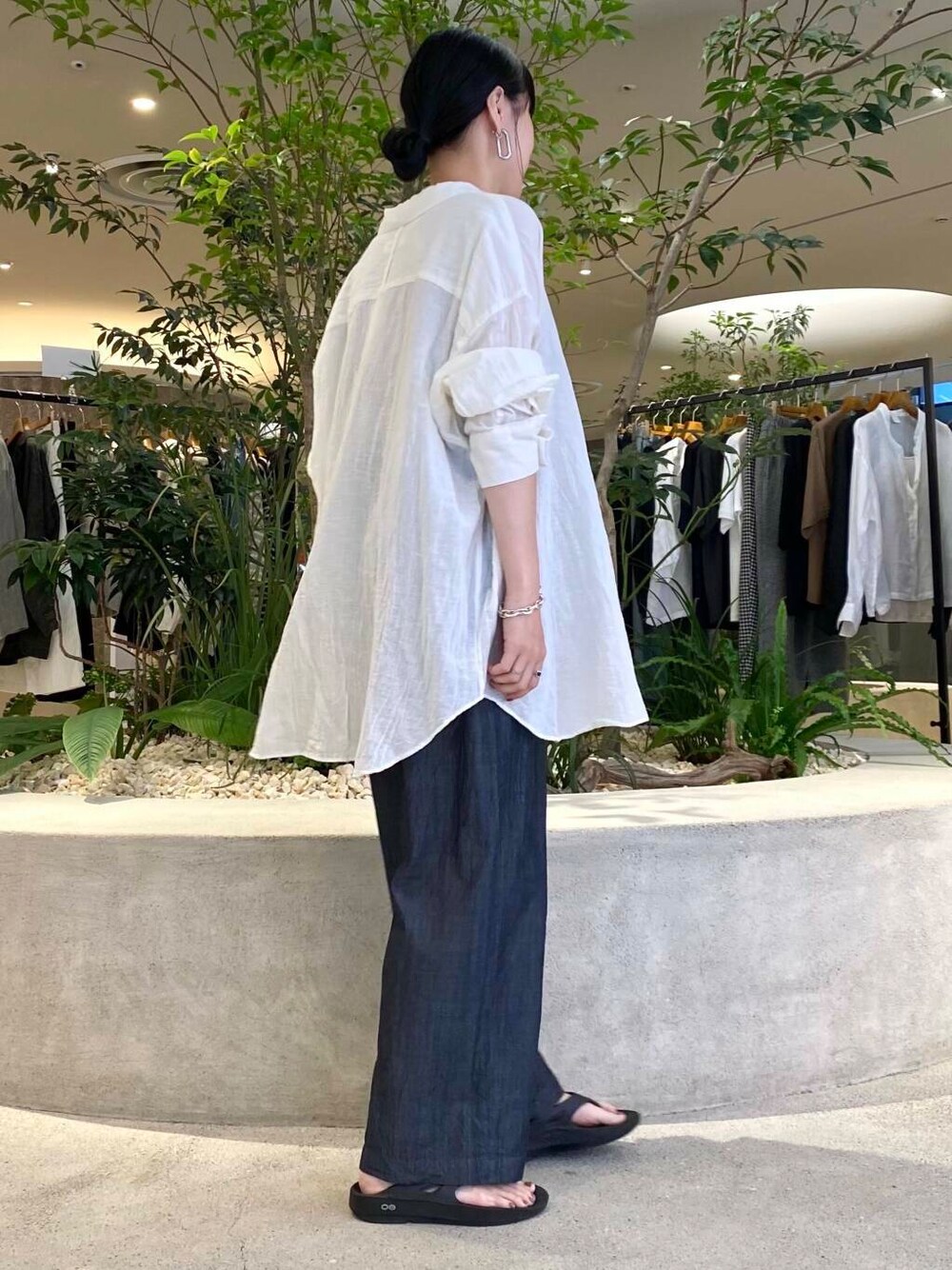 ホワイト系のシャツ/ブラウス、イエロー系のタンクトップ、ブルー系のデニムパンツを着用したレディースの夏コーディネートの6枚目の写真