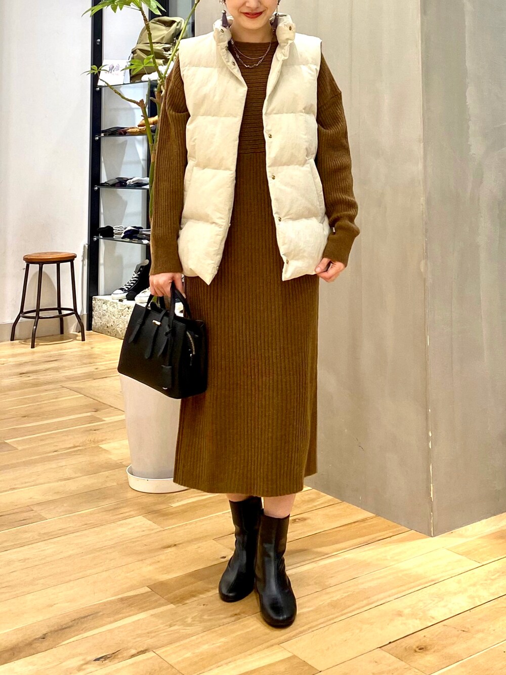 「きれいめカジュアル、休日スタイル、シンプルコーデ、大人カジュアル、冬コーデ、ダウンベスト、レイヤードスタイル、ロングワンピース、マイベストコーデ2022、クリスマスに着たい服、韓国ファッション、おしゃれさんと繋がりたい、URBAN RESEARCH DOORS、URBAN RESEARCH DOORS WOMENS」｜「URBAN RESEARCH DOORSの『WEB/一部店舗限定カラー』ワイドリブ切替ニットワンピース（ワンピース、ブラウン系）」を使った、saoriさん（レディース・158cm）の冬コーディネートの4枚目の写真
