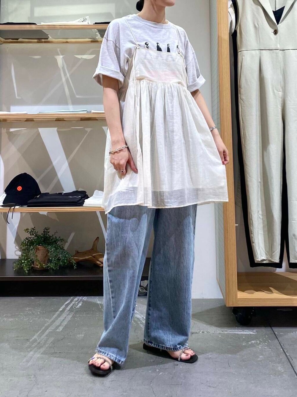 ブルー系のデニムパンツ、グレー系のTシャツ/カットソー、ブラック系のサンダルを着用したレディースの夏コーディネートの6枚目の写真