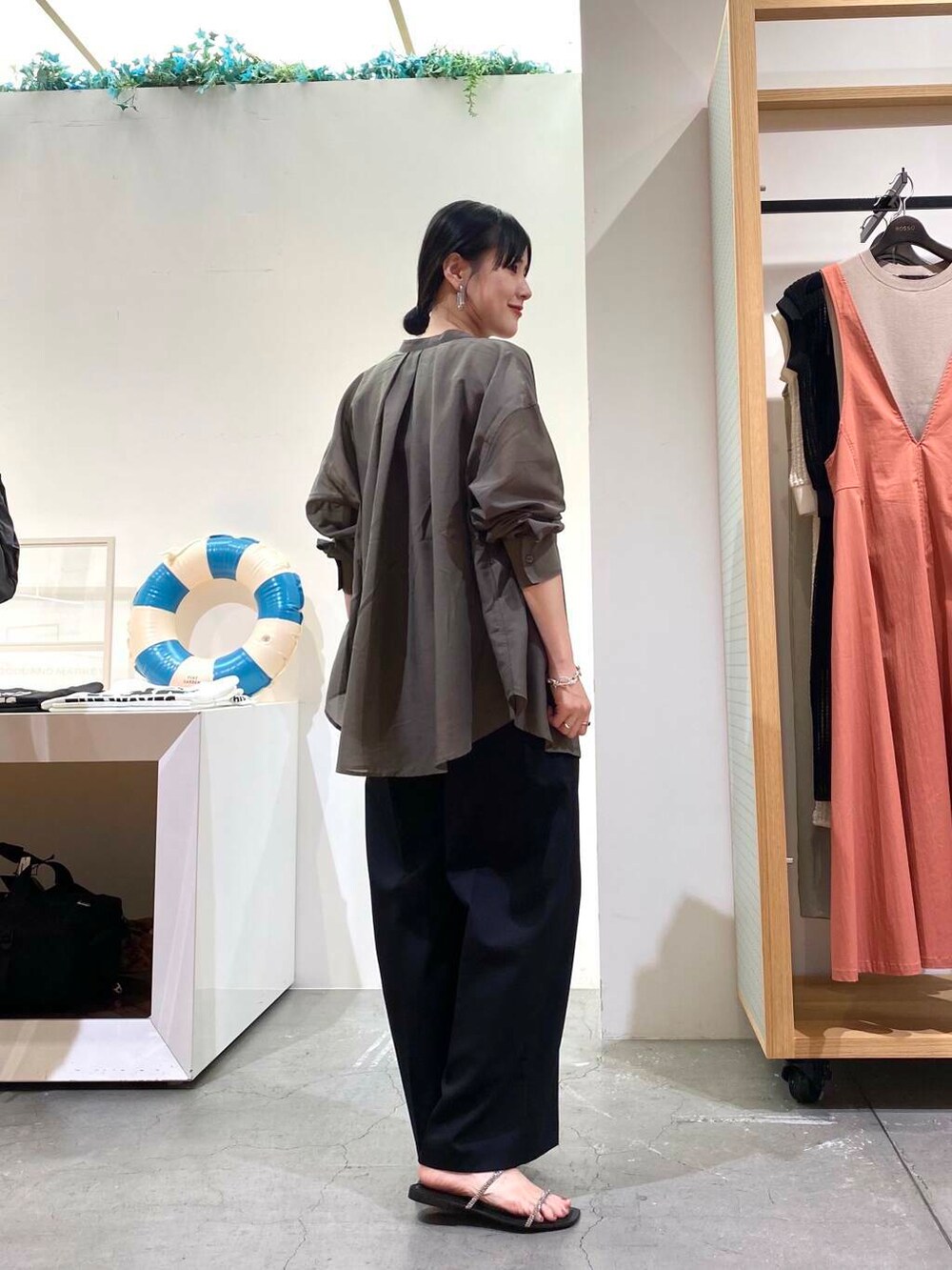 ブラック系のサンダル、グレー系のシャツ/ブラウス、ブラック系のサロペット/オーバーオールを着用したレディースの夏コーディネートの5枚目の写真