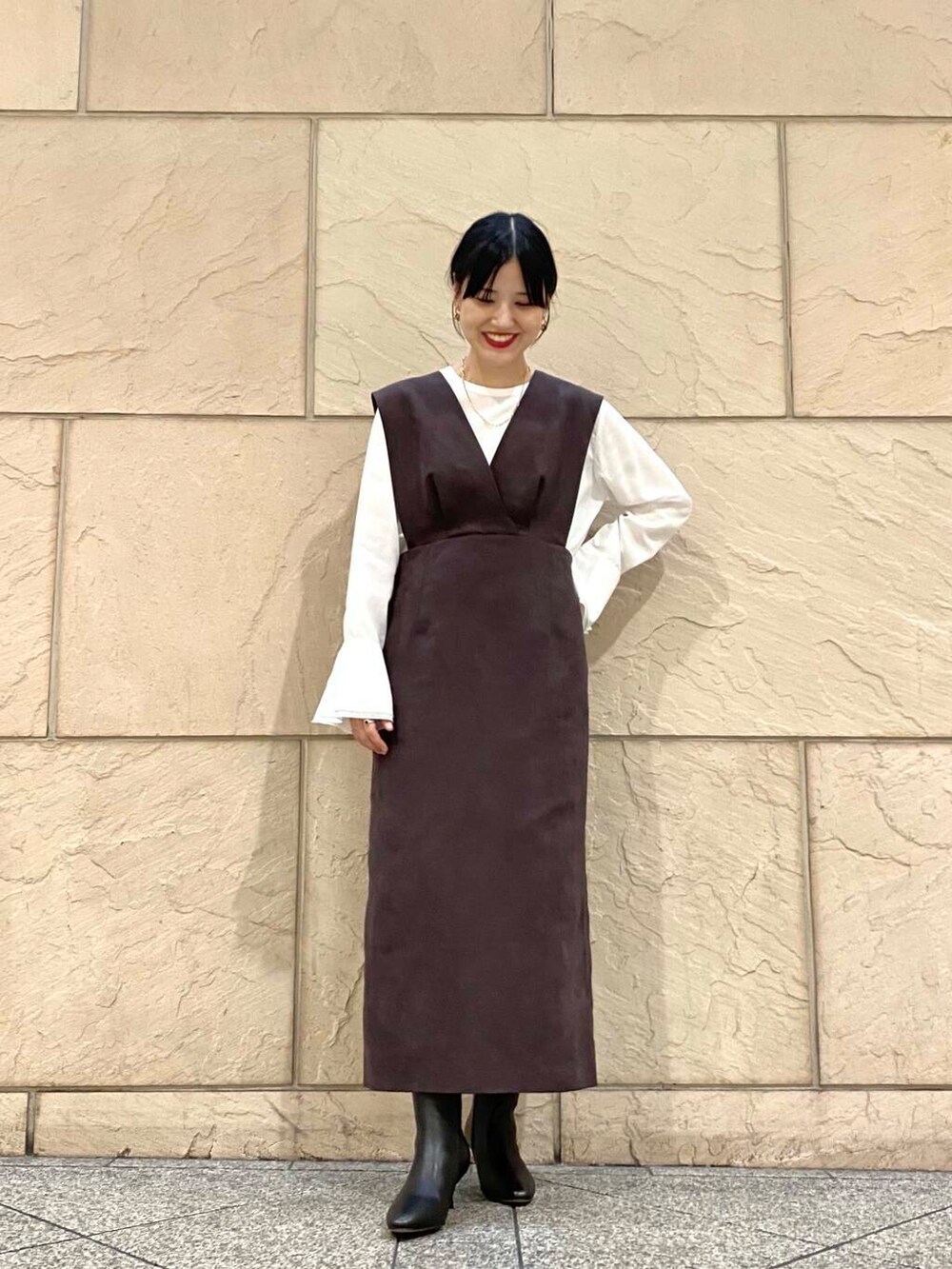 ホワイト系のシャツ/ブラウス、ブラック系のブーツ、レッド系のワンピースを着用したレディースの秋コーディネートの3枚目の写真