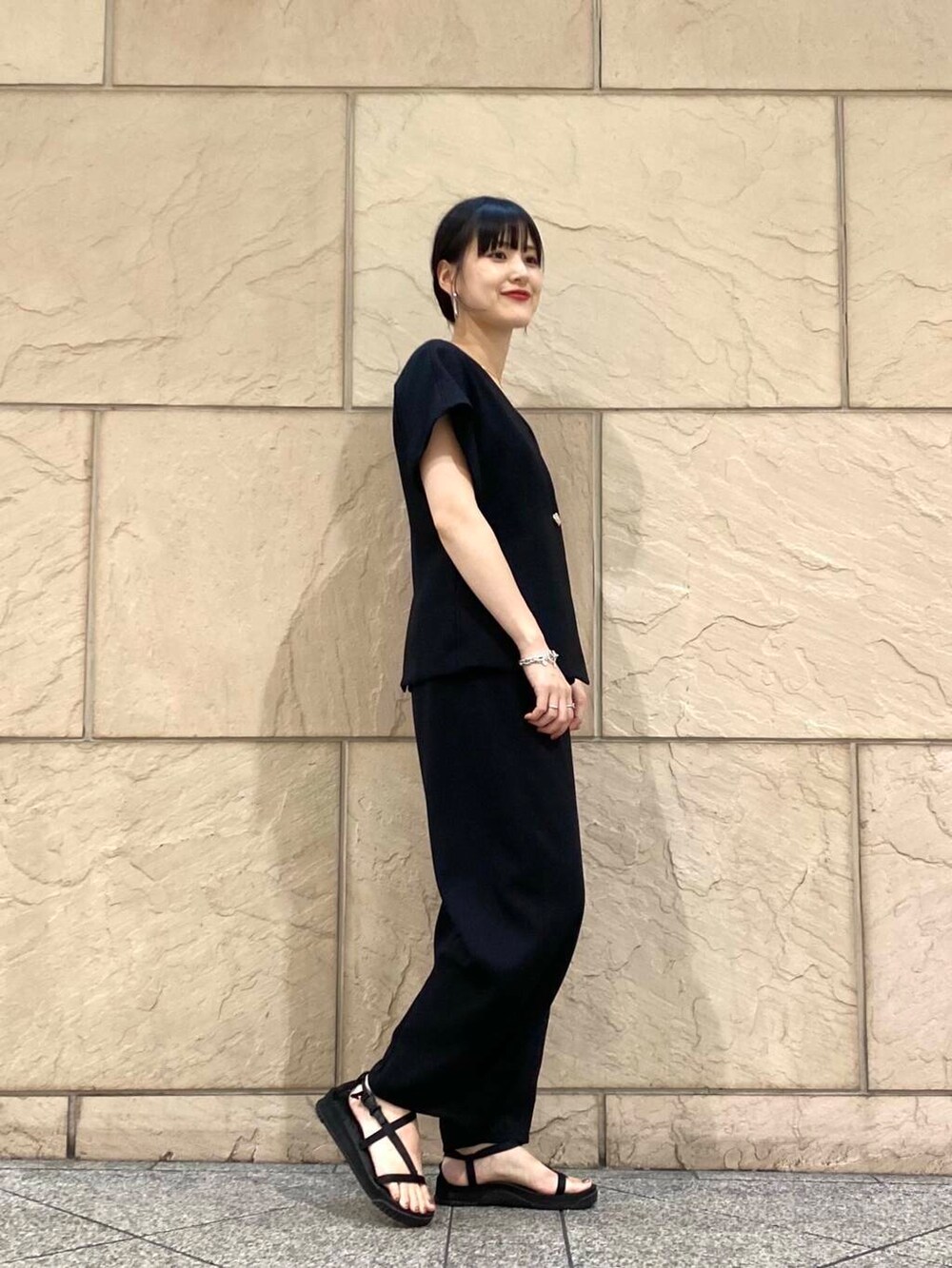 ブラック系のキャミソール、ブラック系のベスト、ブラック系のその他パンツを着用したレディースの夏コーディネートの2枚目の写真