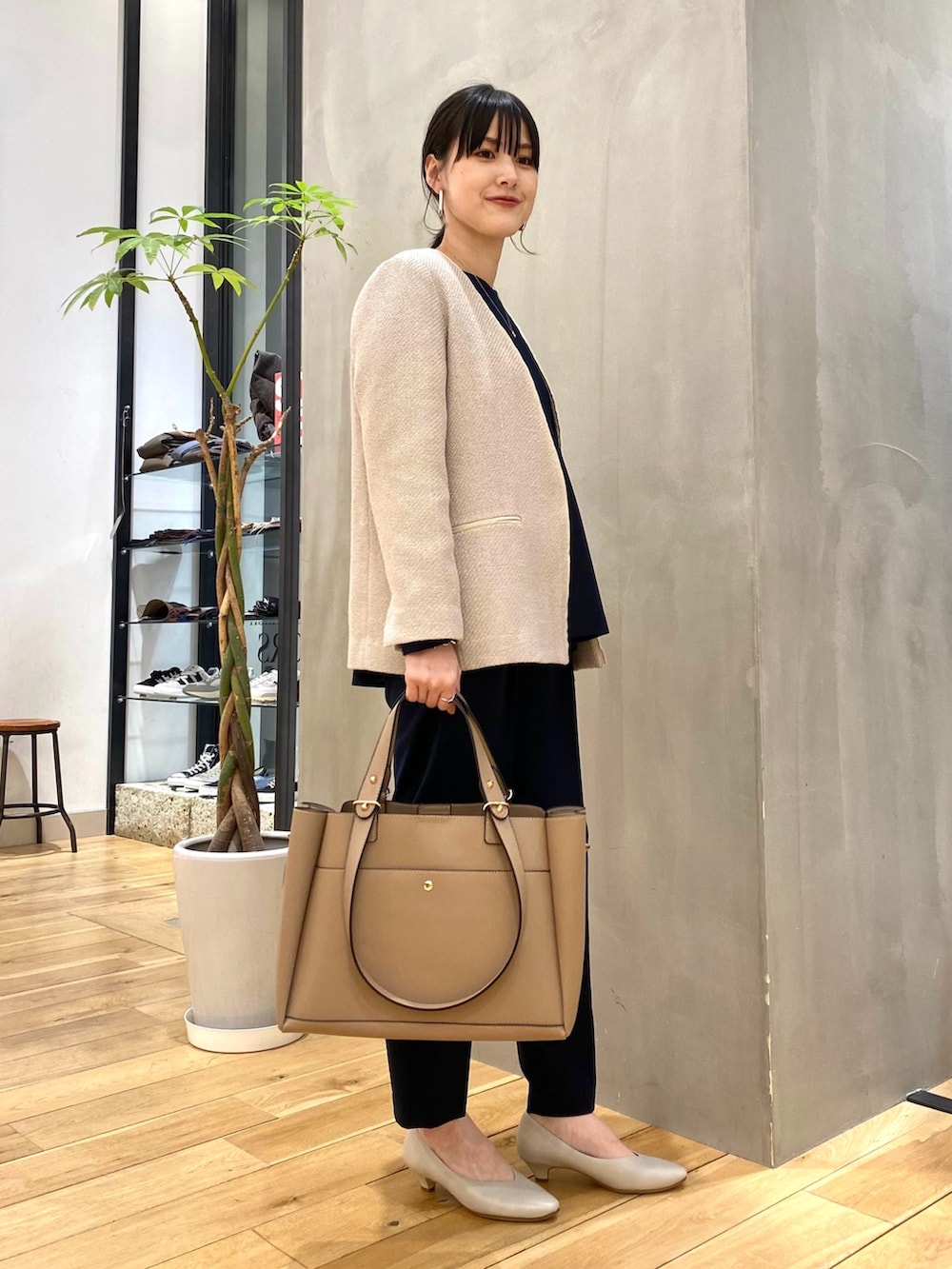 「シンプルコーデ、セットアップ、オフィスカジュアル、モノトーン、セレモニー、卒業式、入学式、オケージョン、ジャケット、おしゃれさんと繋がりたい、URBAN RESEARCH DOORS」|「URBAN RESEARCH DOORSのソフトヒールパンプス(パンプス、グレー系)」を使った、saoriさん(レディース・158cm)の冬コーディネートの2枚目の写真