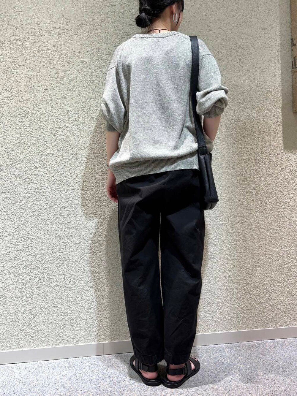 ブラック系のその他パンツ、グレー系のニット/セーターを着用したレディースの春コーディネートの5枚目の写真