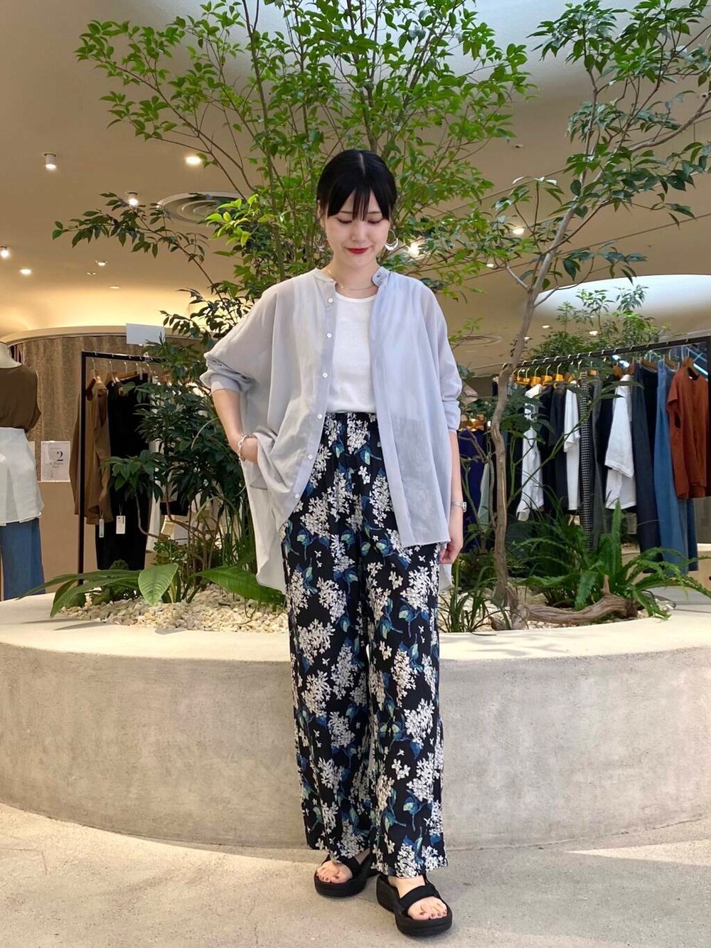 ブラック系のその他パンツ、グレー系のシャツ/ブラウス、ホワイト系のタンクトップを着用したレディースの夏コーディネートの2枚目の写真