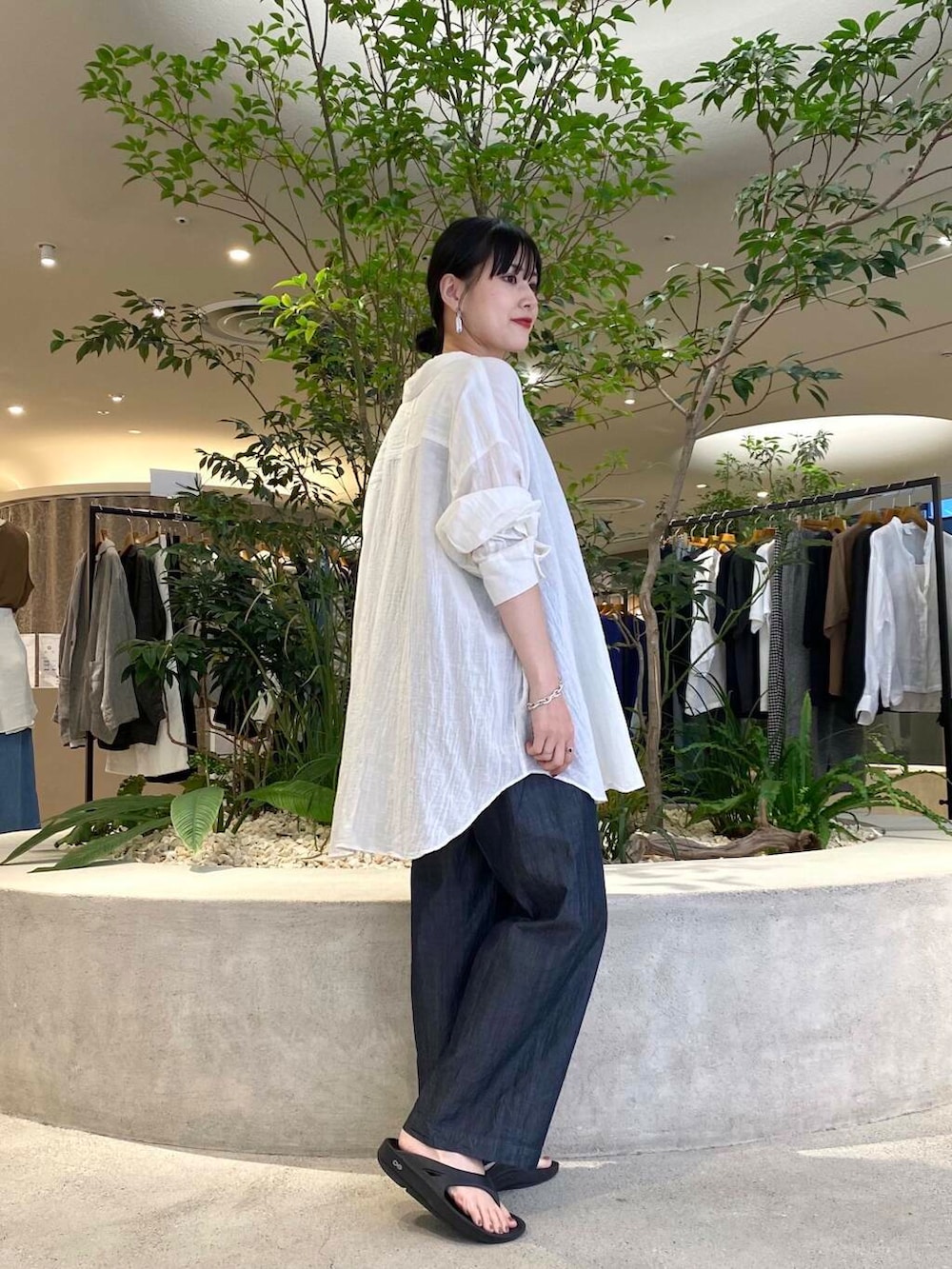 ホワイト系のシャツ/ブラウス、イエロー系のタンクトップ、ブルー系のデニムパンツを着用したレディースの夏コーディネートの3枚目の写真