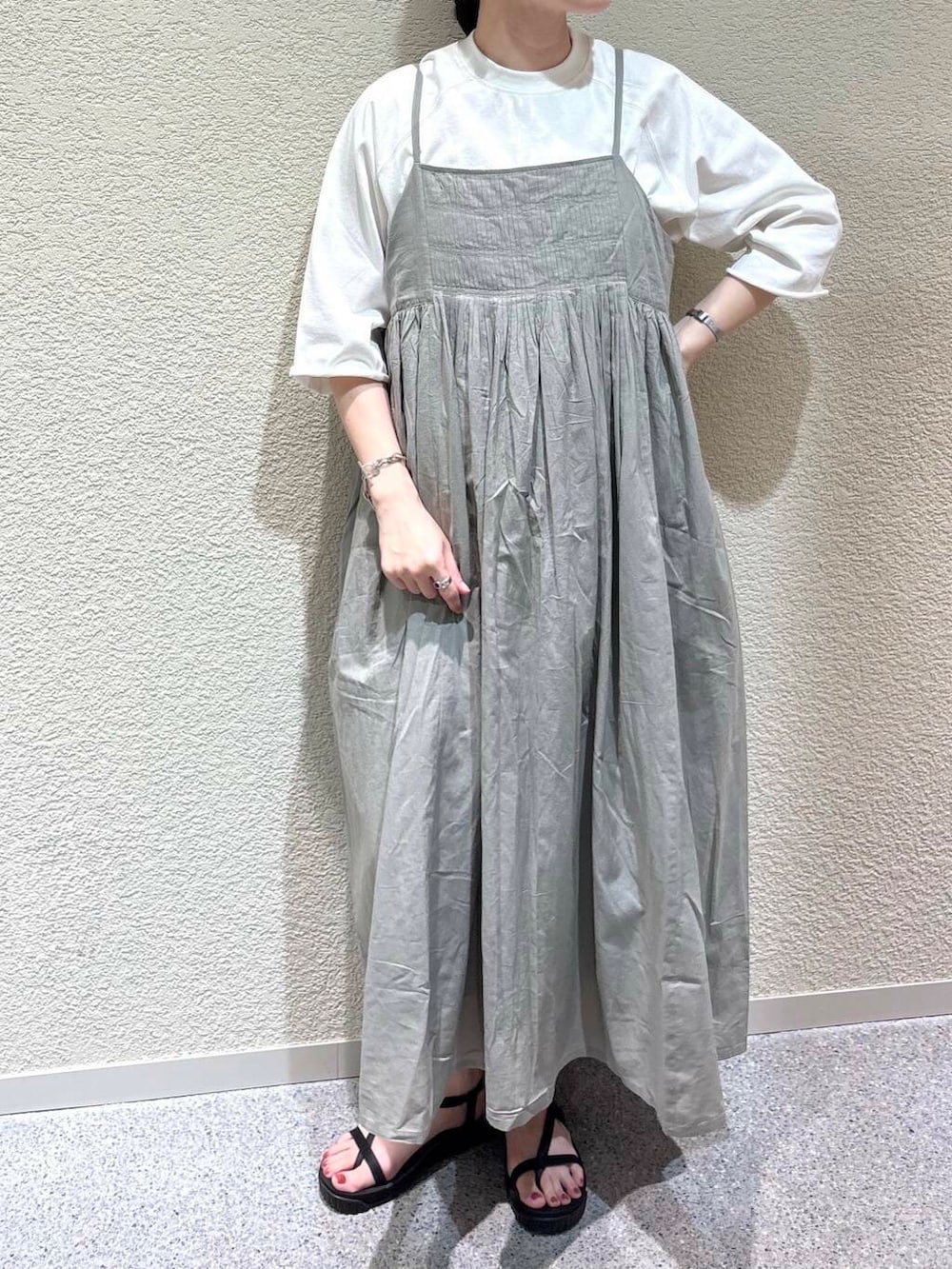 グリーン系のワンピース、ホワイト系のTシャツ/カットソーを着用したレディースの夏コーディネートの4枚目の写真