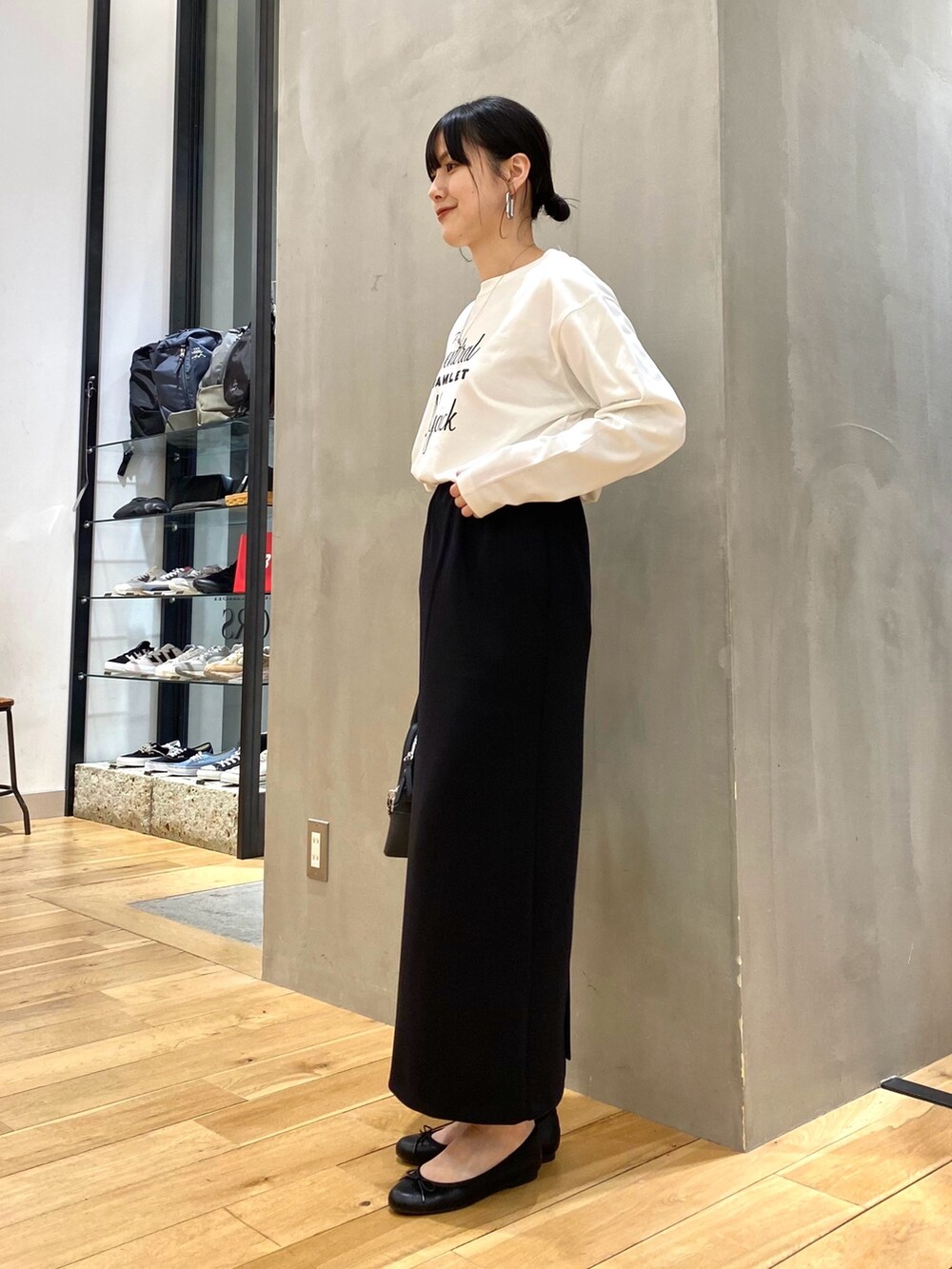 グレー系のその他アウター、ホワイト系のTシャツ/カットソー、ブラック系のスカートを着用したレディースの春コーディネートの6枚目の写真