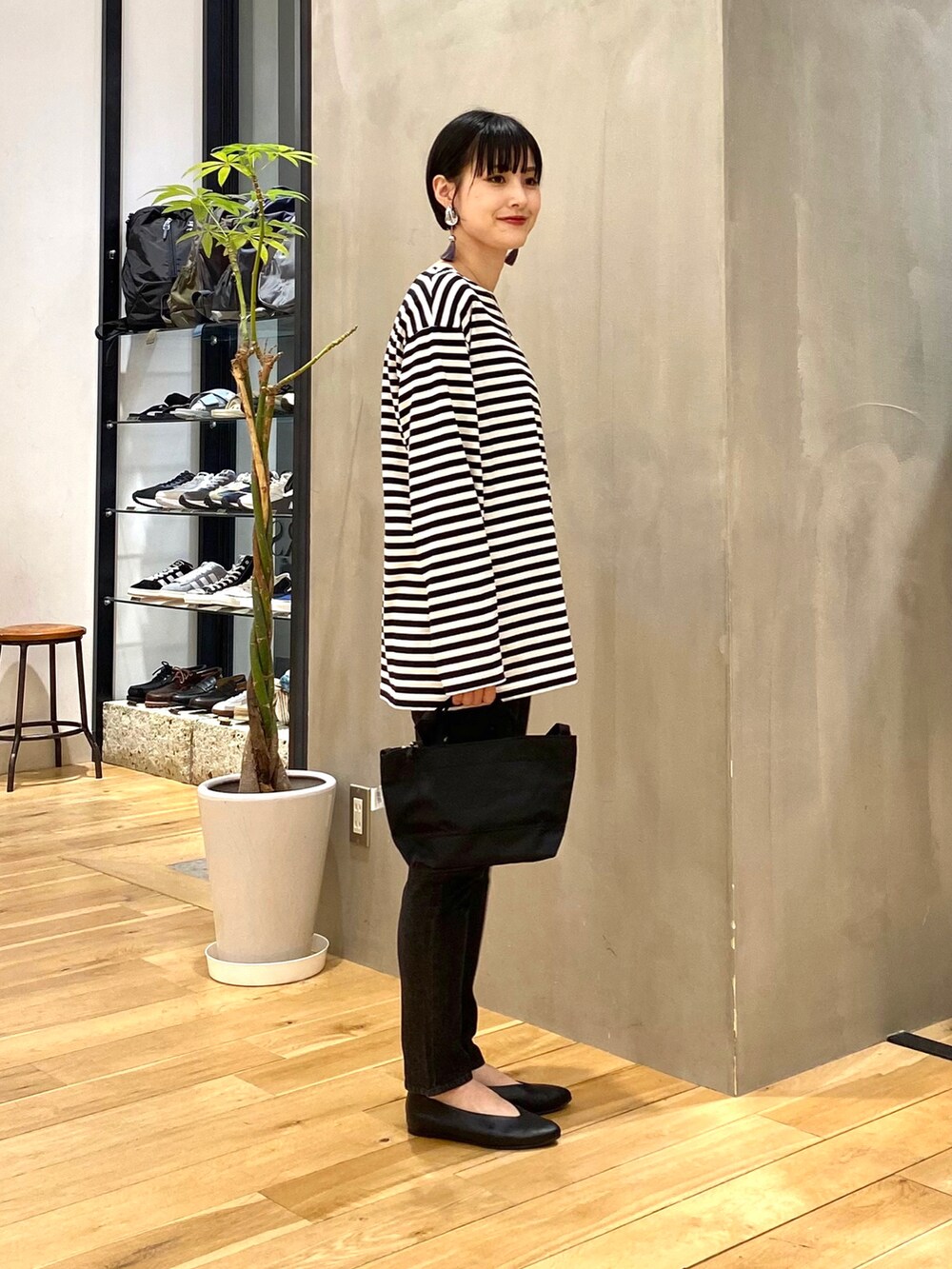 ベージュ系のMA-1、ブラック系のTシャツ/カットソー、ブラック系のデニムパンツを着用したレディースの春コーディネートの4枚目の写真