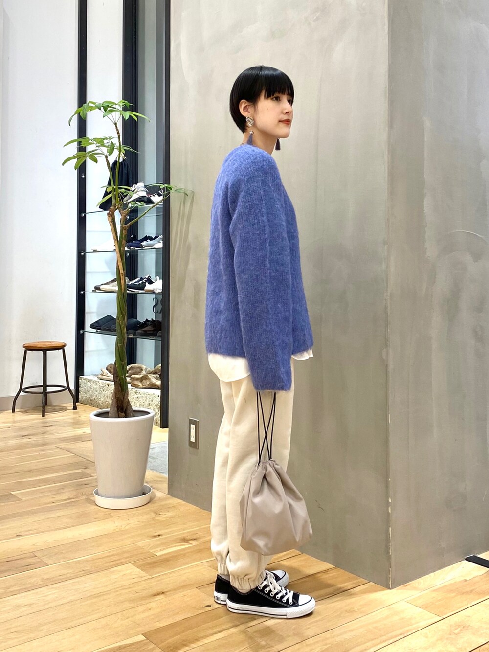 「スウェットパンツ、ビッグシルエット、ダウンジャケット、冬コーデ、レイヤードスタイル、モヘアニット、スニーカーコーデ、休日スタイル、FORK&SPOON、きれいめカジュアル、ミニバッグ、URBAN RESEARCH DOORS、siiwa、URBAN RESEARCH DOORS WOMENS、おしゃれさんと繋がりたい」|「URBAN RESEARCH DOORSのDANTON DOWN HOODED JACKET(ダウンジャケット/コート、ブラック系)」を使った、saoriさん(レディース・158cm)の秋コーディネートの5枚目の写真
