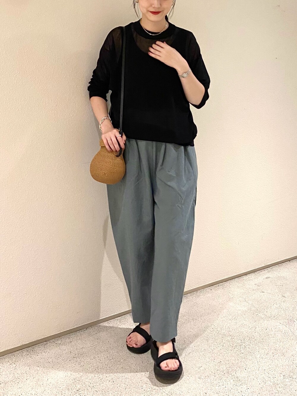 ブラック系のニット/セーター、ブラック系のタンクトップ、ブルー系のその他パンツを着用したレディースの夏コーディネートの3枚目の写真