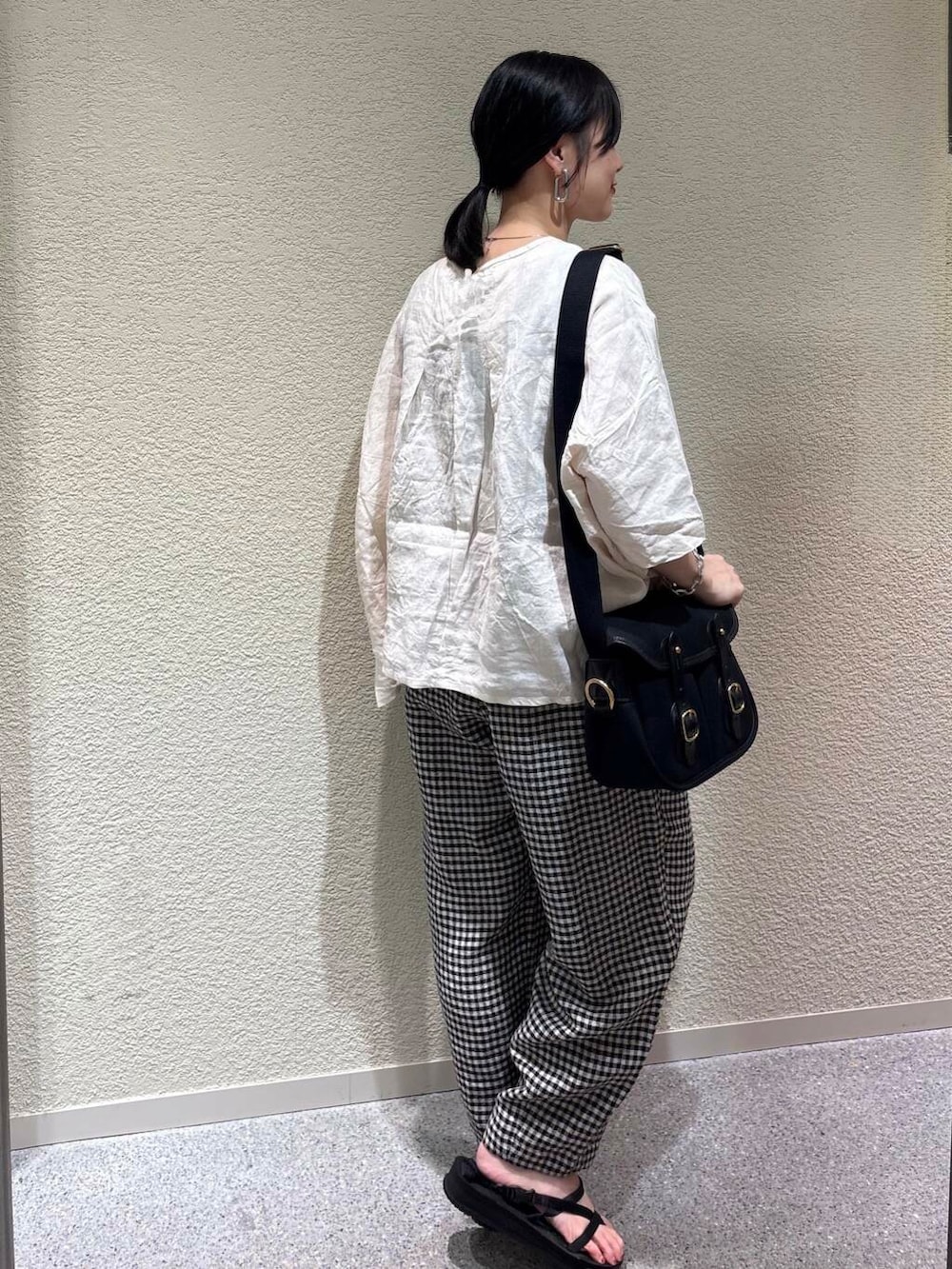 その他のその他パンツ、ピンク系のシャツ/ブラウスを着用したレディースの夏コーディネートの3枚目の写真