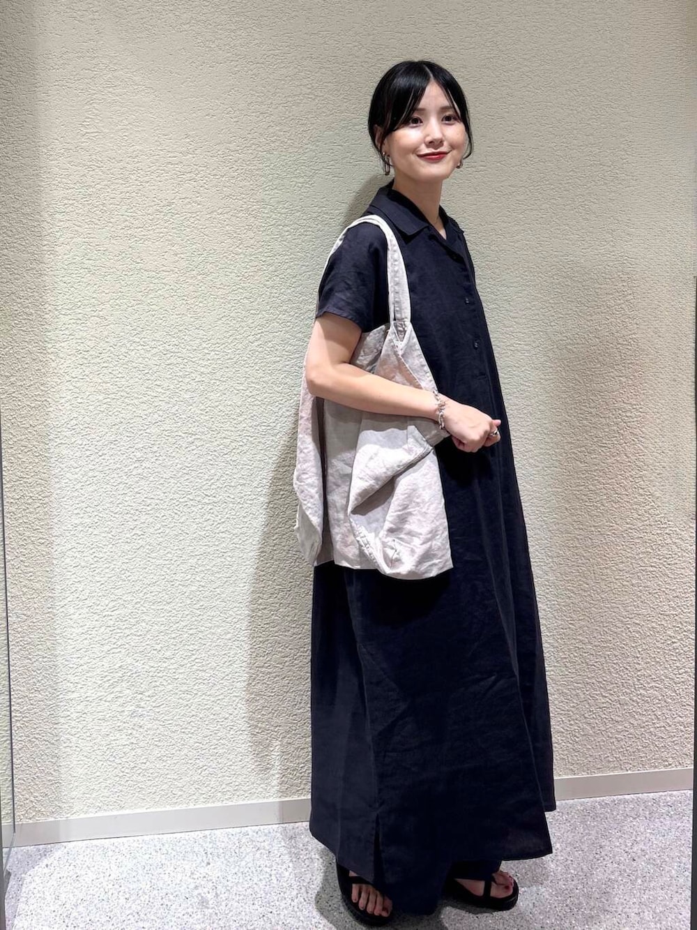 「大人カジュアル、デートコーデ、ママコーデ、きれいめカジュアル、シンプルコーデ、かぐれ、雨の日コーデ、newarrival、休日スタイル、30代、旅行コーデ、ブルベ夏、骨格ウェーブ、暑い、帰省コーデ」｜「かぐれのライトデニムイージーパンツ（その他パンツ、ブルー系）」を使った、saoriさん（レディース・158cm）の夏コーディネートの2枚目の写真