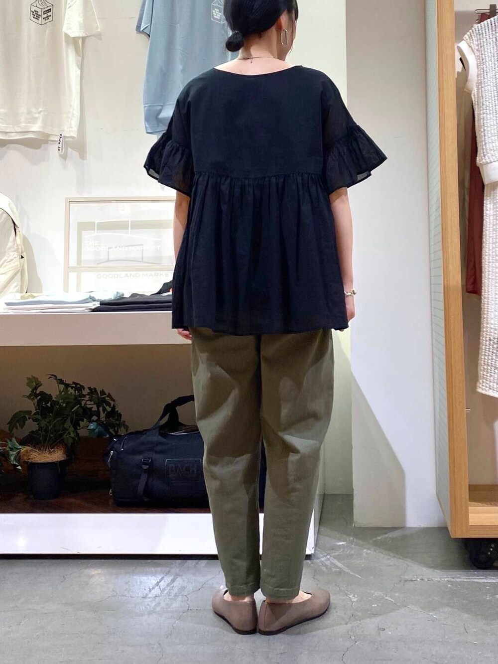 ベージュ系のパンプス、ブラック系のシャツ/ブラウス、グリーン系のその他パンツを着用したレディースの夏コーディネートの8枚目の写真