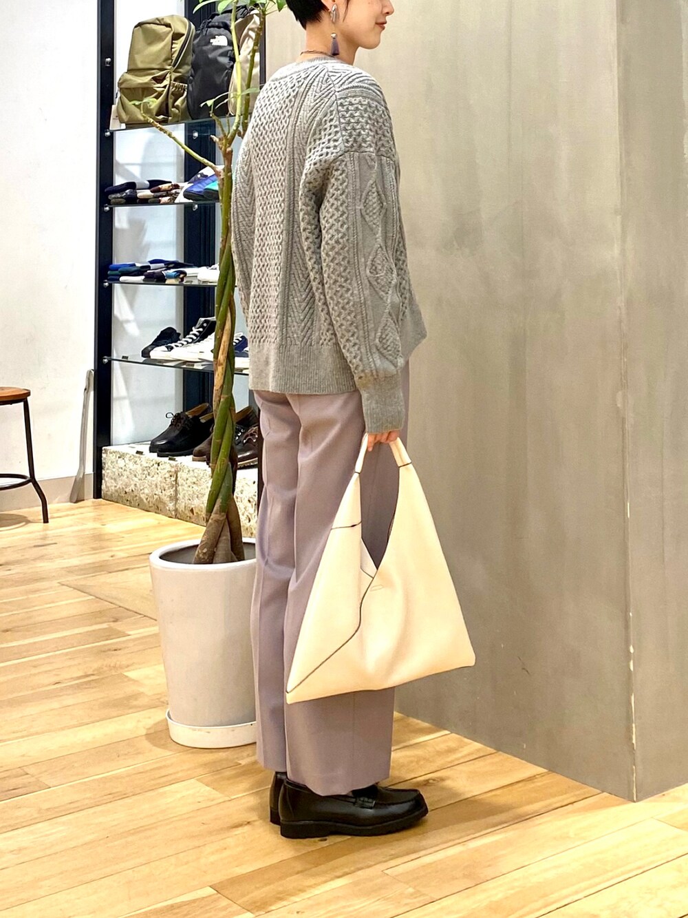 「きれいめカジュアル、休日スタイル、シンプルコーデ、大人カジュアル、マイベストコーデ2022、クリスマスに着たい服、ニット、カーディガン、韓国ファッション、おしゃれさんと繋がりたい、URBAN RESEARCH DOORS、URBAN RESEARCH DOORS WOMENS」｜「FORK&SPOONのFORK&SPOON　アラン柄ニットカーディガン（カーディガン/ボレロ、グレー系）」を使った、saoriさん（レディース・158cm）の冬コーディネートの5枚目の写真