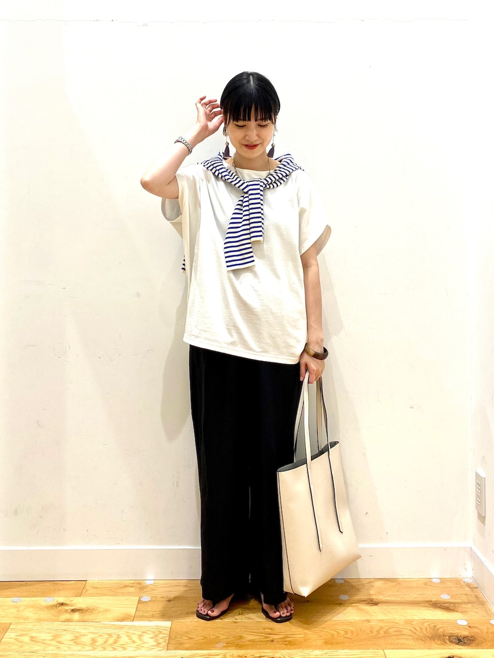 ホワイト系のTシャツ/カットソー、ブルー系のTシャツ/カットソー、ブラック系のその他パンツを着用したレディースの夏コーディネートの2枚目の写真