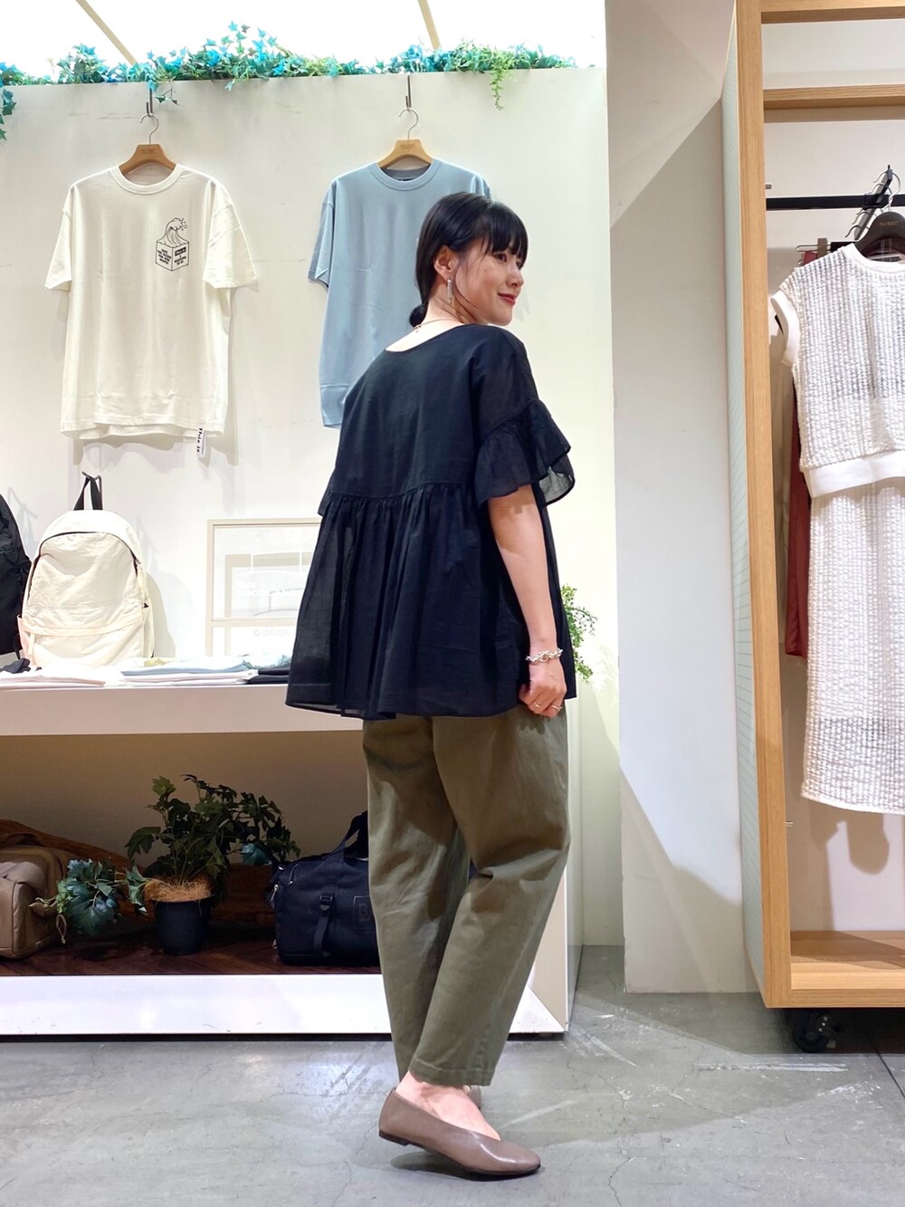 ブラック系のシャツ/ブラウス、グリーン系のその他パンツ、ベージュ系のパンプスを着用したレディースの夏コーディネートの5枚目の写真