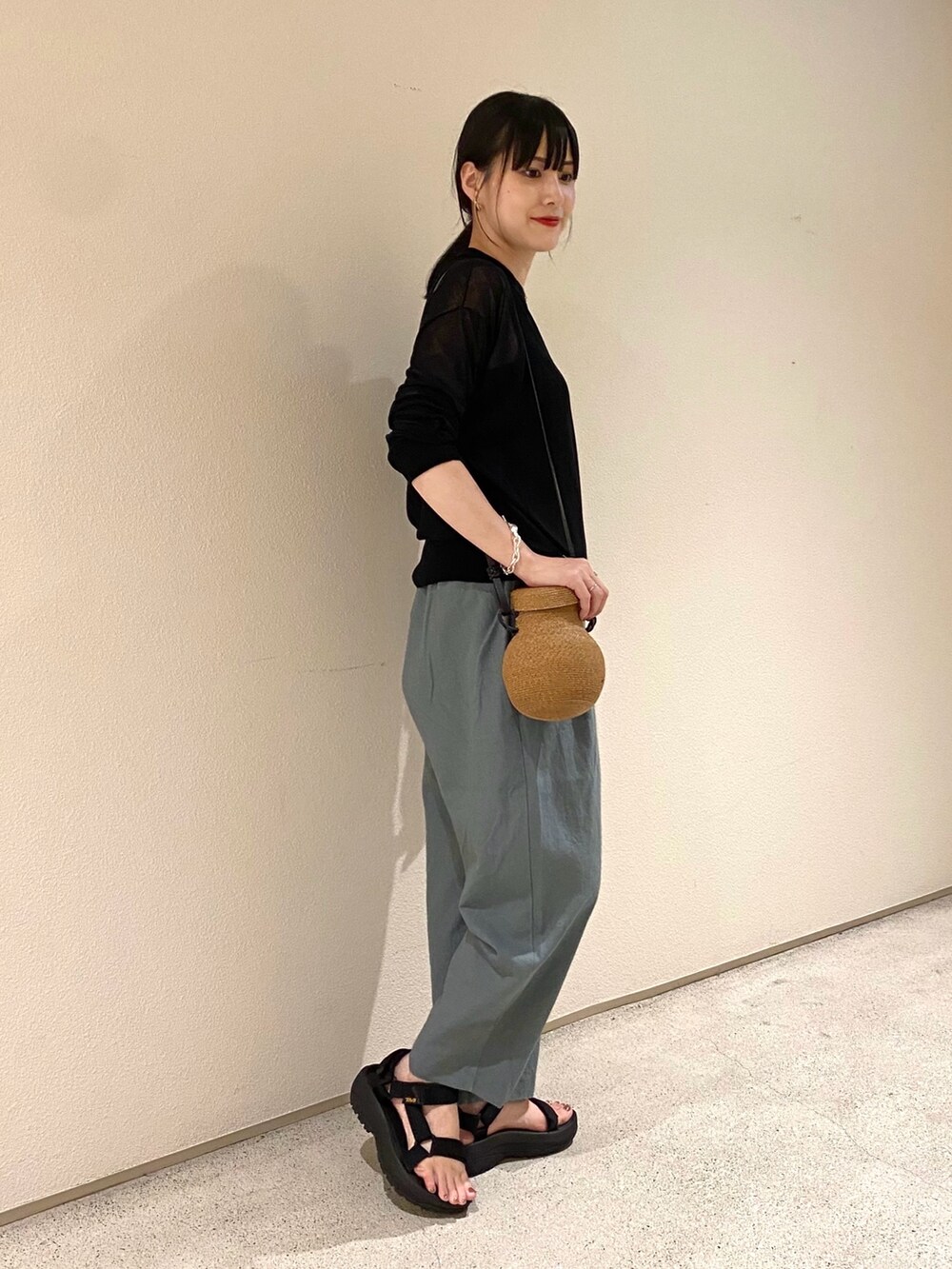 ブラック系のニット/セーター、ブラック系のタンクトップ、ブルー系のその他パンツを着用したレディースの夏コーディネートの2枚目の写真