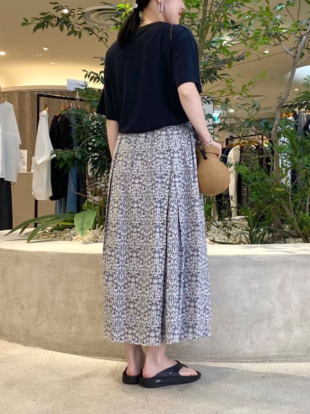 ブルー系のTシャツ/カットソー、ブラック系のスカートを着用したレディースの夏コーディネートの6枚目の写真