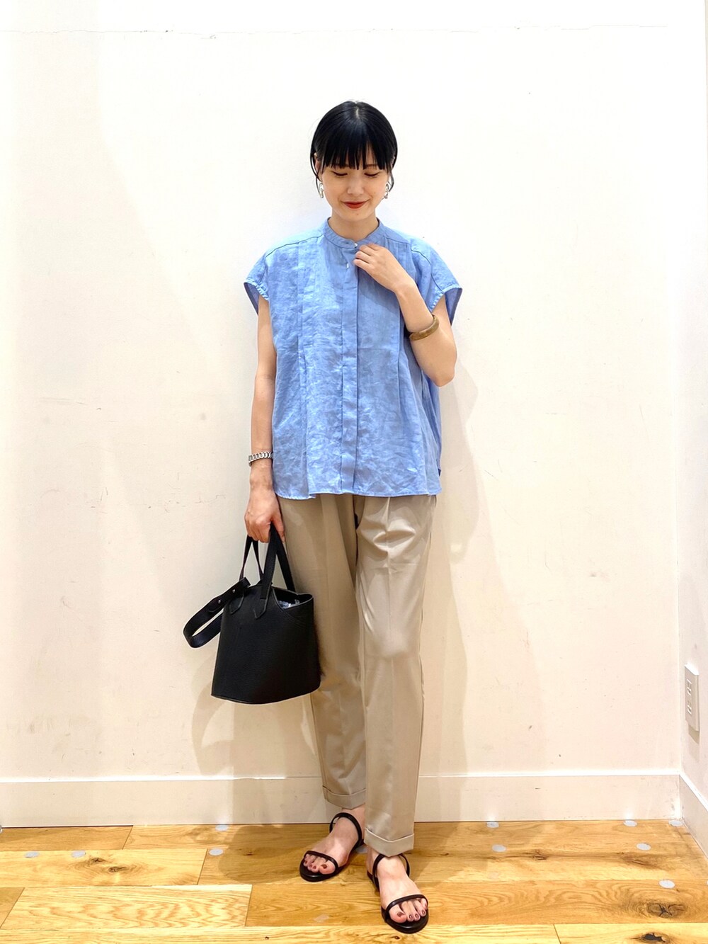 ブルー系のシャツ/ブラウス、ベージュ系のその他パンツ、ブラック系のショルダーバッグを着用したレディースの夏コーディネートの2枚目の写真