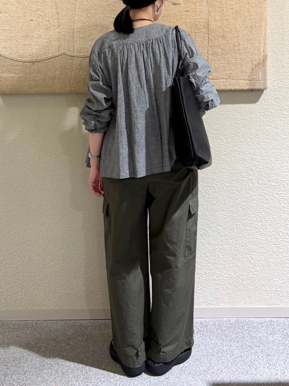 その他のシャツ/ブラウス、その他のシャツ/ブラウス、グリーン系のその他パンツを着用したレディースの秋コーディネートの5枚目の写真