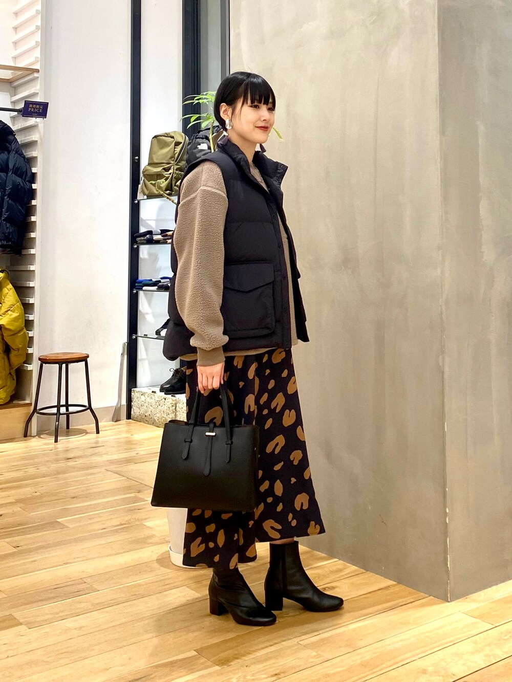 「きれいめカジュアル、休日スタイル、シンプルコーデ、大人カジュアル、マイベストコーデ2022、服とコスメでなりたい自分に、クリスマスに着たい服、レイヤードスタイル、ダウンベスト、おしゃれさんと繋がりたい、URBAN RESEARCH DOORS、URBAN RESEARCH DOORS WOMENS、冬コーデ」|「URBAN RESEARCH DOORSのボアクルーネックプルオーバー(Tシャツ/カットソー、ブラウン系)」を使った、saoriさん(レディース・158cm)の冬コーディネートの3枚目の写真
