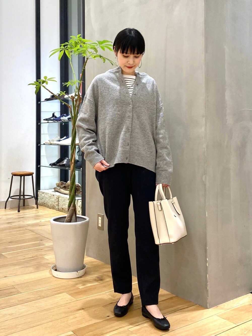 グレー系のニット/セーター、ホワイト系のTシャツ/カットソー、ブラック系のその他パンツを着用したレディースの冬コーディネートの3枚目の写真