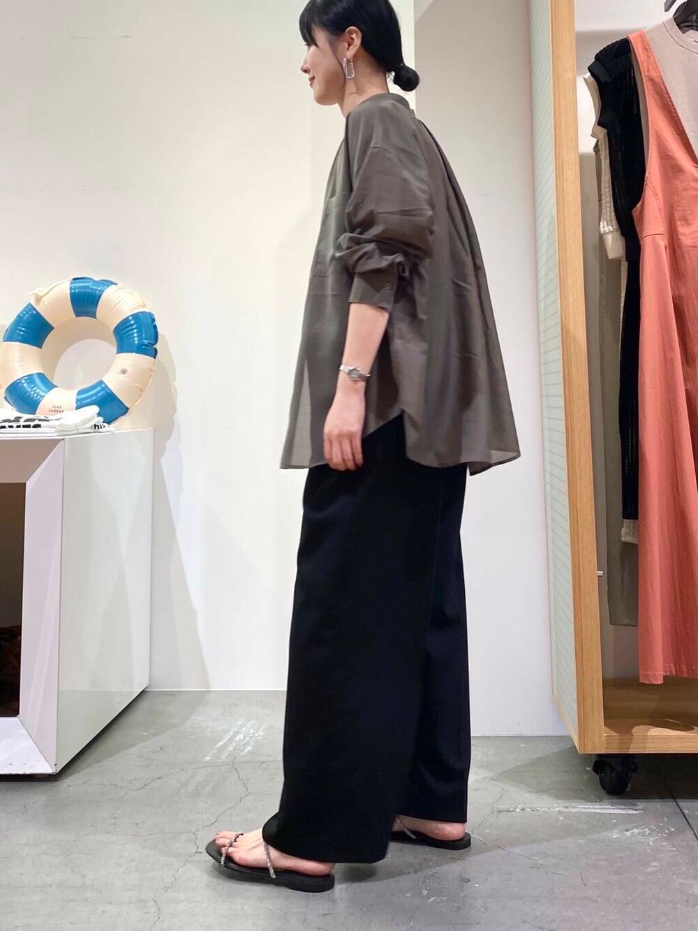 ブラック系のサンダル、グレー系のシャツ/ブラウス、ブラック系のサロペット/オーバーオールを着用したレディースの夏コーディネートの10枚目の写真