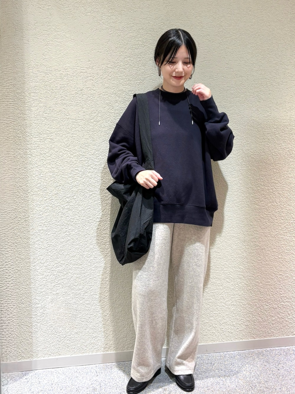 ブルー系のスウェット、ブルー系のスウェット、ベージュ系のその他パンツを着用したレディースの秋コーディネートの6枚目の写真