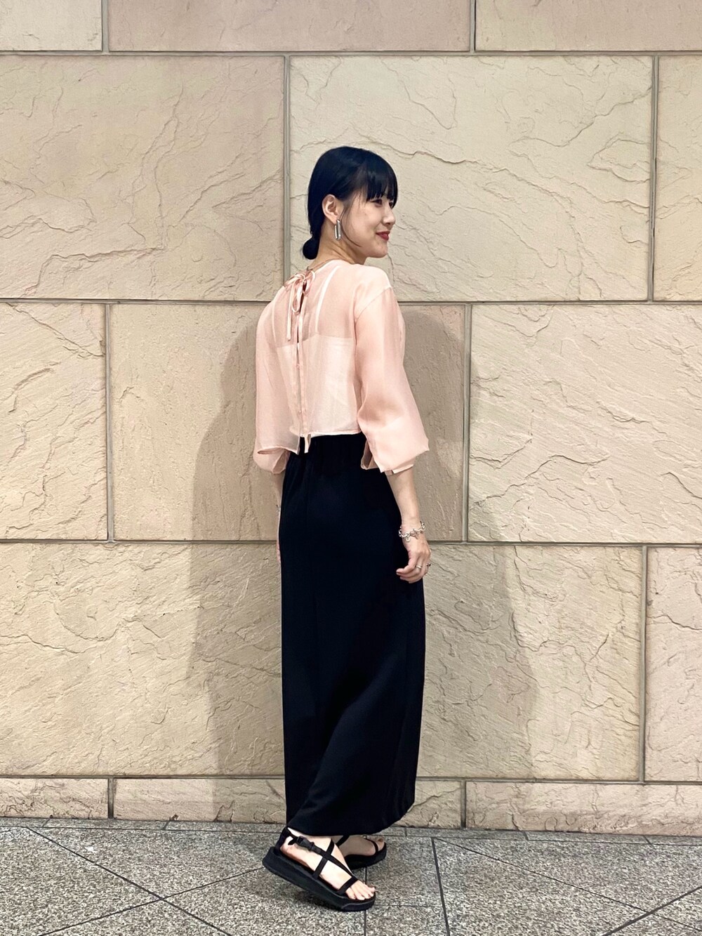 ピンク系のシャツ/ブラウス、ブラック系のスカートを着用したレディースの夏コーディネートの4枚目の写真