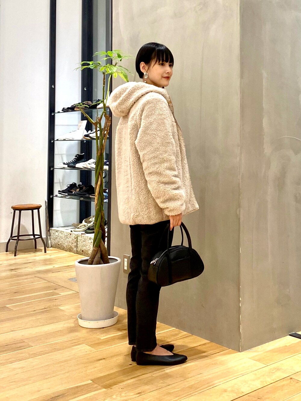 ホワイト系のTシャツ/カットソー、ブラック系のデニムパンツ、ブラック系のショルダーバッグを着用したレディースの秋コーディネートの2枚目の写真