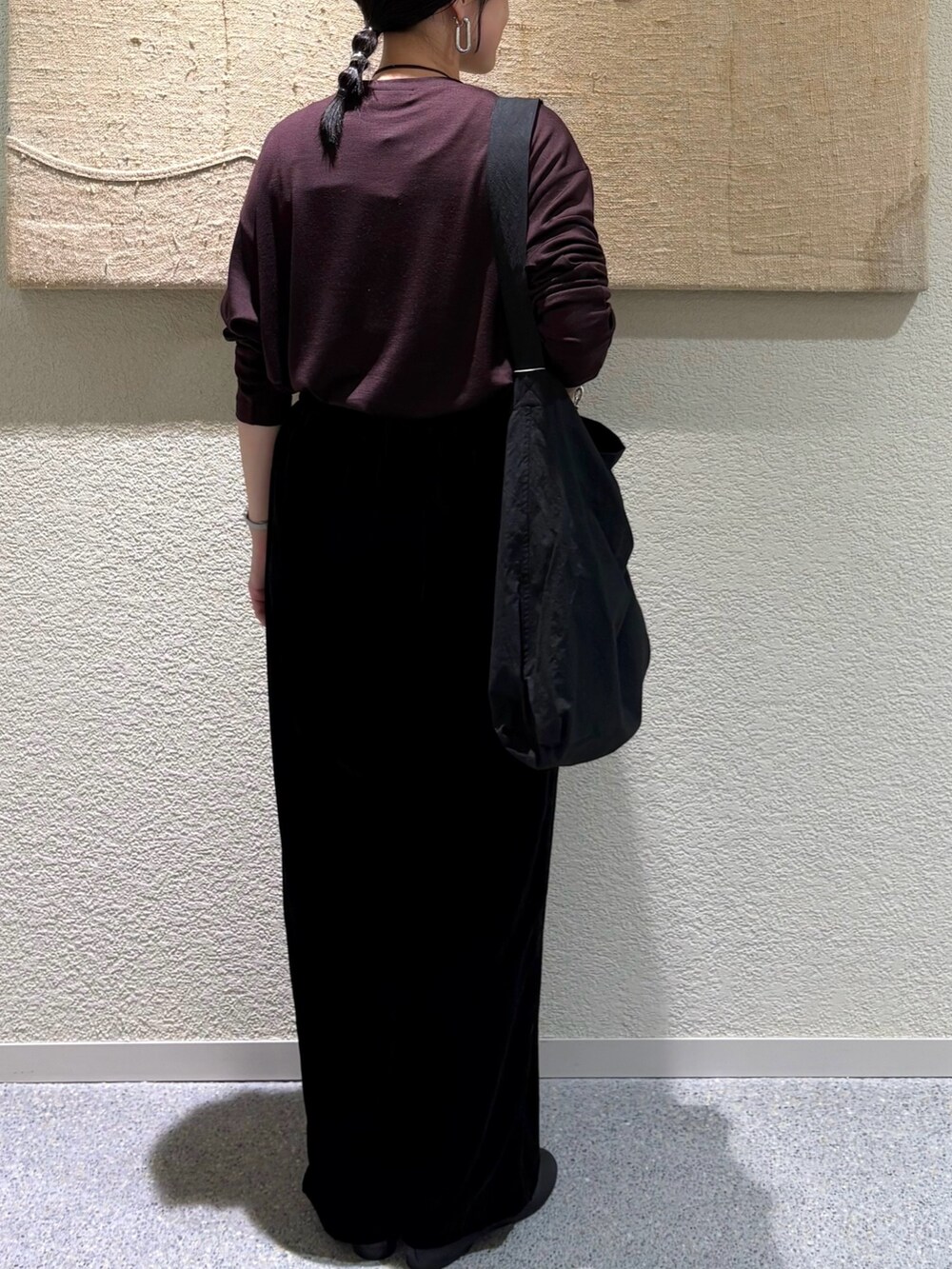 ブラウン系のTシャツ/カットソー、ブラウン系のTシャツ/カットソー、ブラック系のその他パンツを着用したレディースの秋コーディネートの5枚目の写真