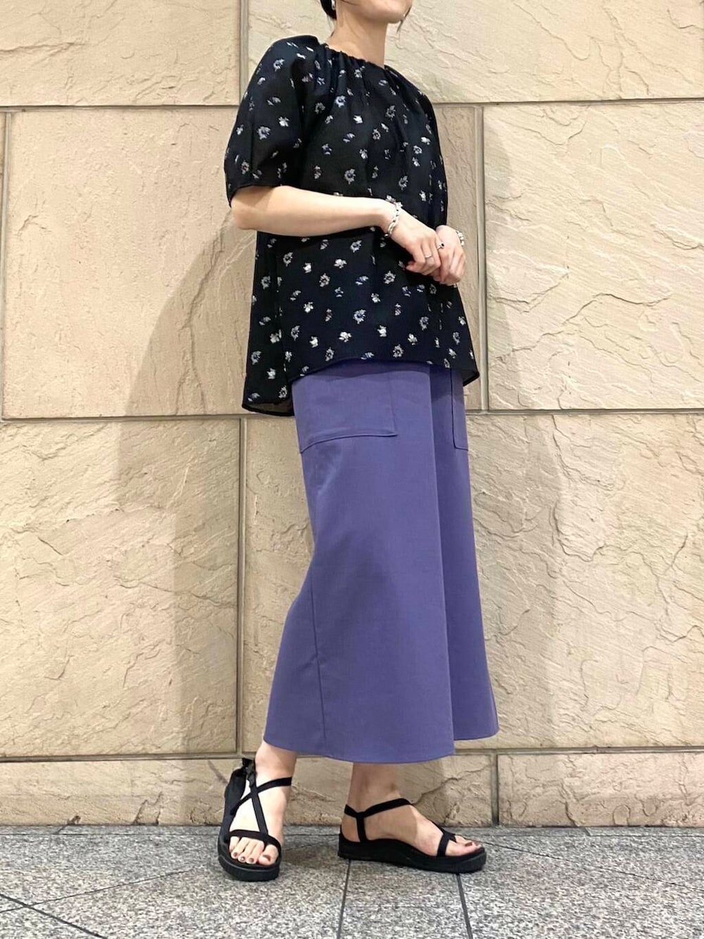 パープル系のスカート、ブラック系のシャツ/ブラウスを着用したレディースの夏コーディネートの5枚目の写真