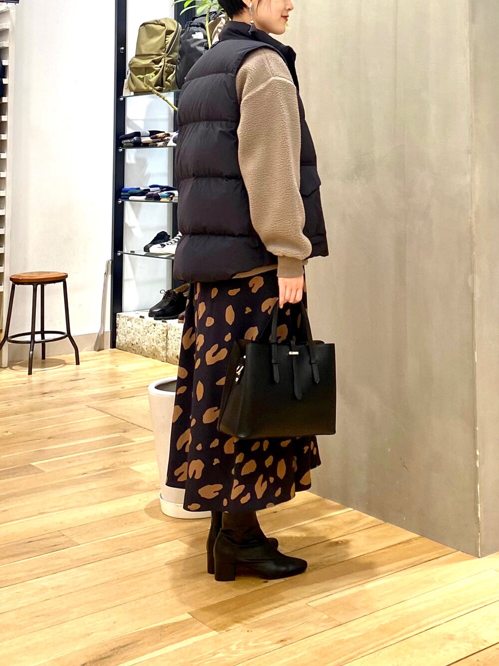 「きれいめカジュアル、休日スタイル、シンプルコーデ、大人カジュアル、マイベストコーデ2022、服とコスメでなりたい自分に、クリスマスに着たい服、レイヤードスタイル、ダウンベスト、おしゃれさんと繋がりたい、URBAN RESEARCH DOORS、URBAN RESEARCH DOORS WOMENS、冬コーデ」|「URBAN RESEARCH DOORSのボアクルーネックプルオーバー(Tシャツ/カットソー、ブラウン系)」を使った、saoriさん(レディース・158cm)の冬コーディネートの5枚目の写真