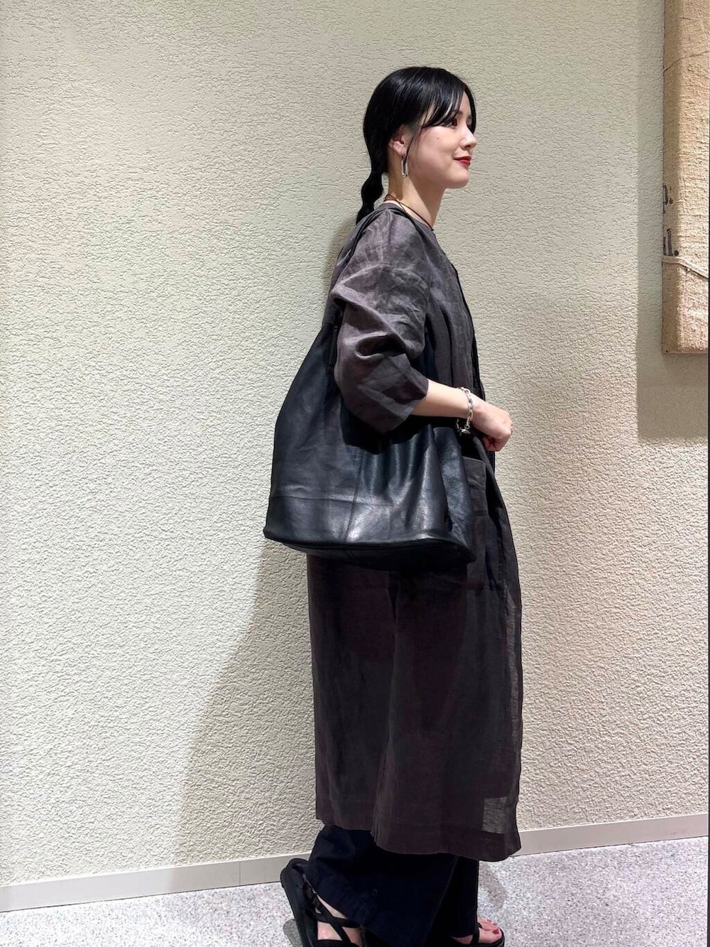 「大人カジュアル、デートコーデ、ママコーデ、きれいめカジュアル、シンプルコーデ、かぐれ、雨の日コーデ、newarrival、休日スタイル、30代、旅行コーデ、ブルベ夏、骨格ウェーブ、下半身太め、ウェーブ×ブルベ夏」｜「かぐれのユーティリティーイージーパンツ（その他パンツ、ブラック系）」を使った、saoriさん（レディース・158cm）の夏コーディネートの2枚目の写真