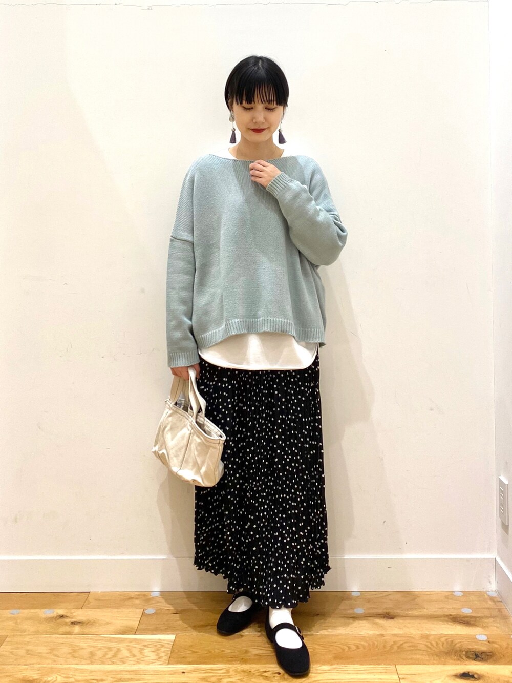 「きれいめカジュアル、休日スタイル、あったかコーデ、韓国ファッション、レイヤードスタイル、カラーニット、カラーパレット、淡色コーデ、シンプルコーデ、おしゃれさんと繋がりたい、URBAN RESEARCH DOORS、URBAN RESEARCH DOORS WOMENS」|「URBAN RESEARCH DOORSの2WAYリボンカーディガン(カーディガン/ボレロ、グリーン系)」を使った、saoriさん(レディース・158cm)の冬コーディネートの3枚目の写真