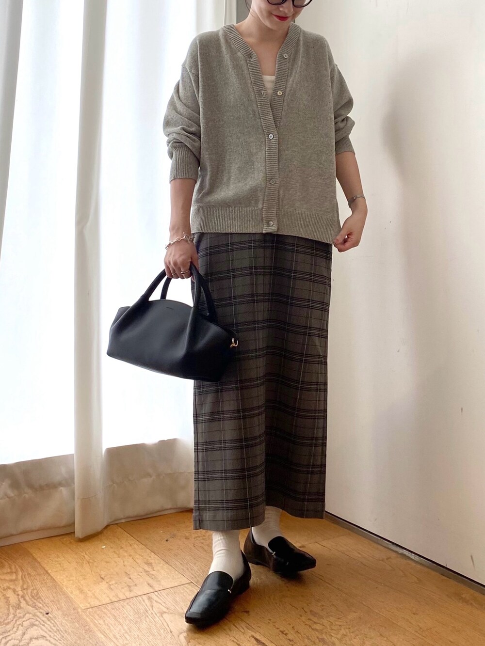 グレー系のカーディガン/ボレロ、その他のスカート、ブラック系のローファーを着用したレディースの秋コーディネートの5枚目の写真