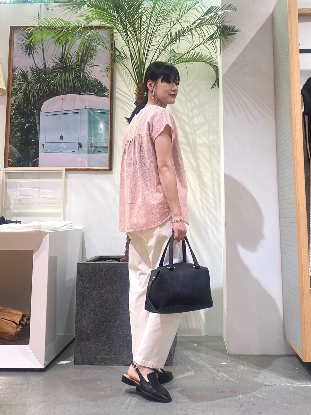 ピンク系のシャツ/ブラウス、ホワイト系のその他パンツ、ブラック系のハンドバッグを着用したレディースの夏コーディネートの2枚目の写真