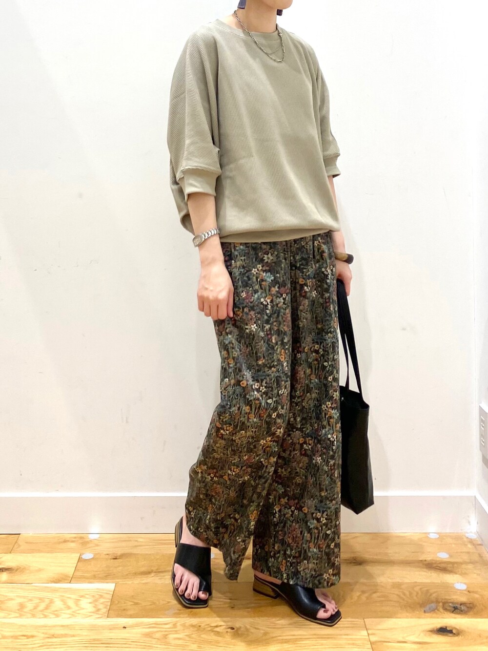 ベージュ系のTシャツ/カットソー、ブラック系のその他パンツ、ブラック系のトートバッグを着用したレディースの春コーディネートの4枚目の写真