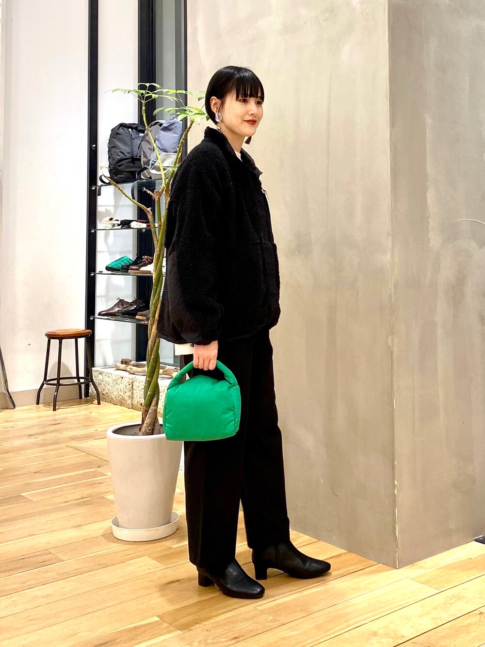 ブラック系のブルゾン、ホワイト系のニット/セーター、ブラック系のその他パンツを着用したレディースの冬コーディネートの2枚目の写真