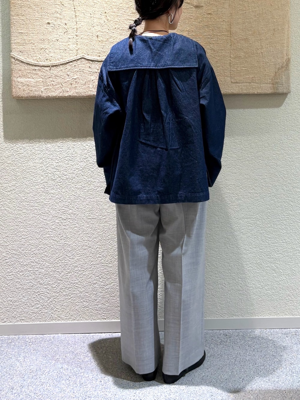 ブルー系のシャツ/ブラウス、ブルー系のシャツ/ブラウス、グレー系のその他パンツを着用したレディースの秋コーディネートの5枚目の写真