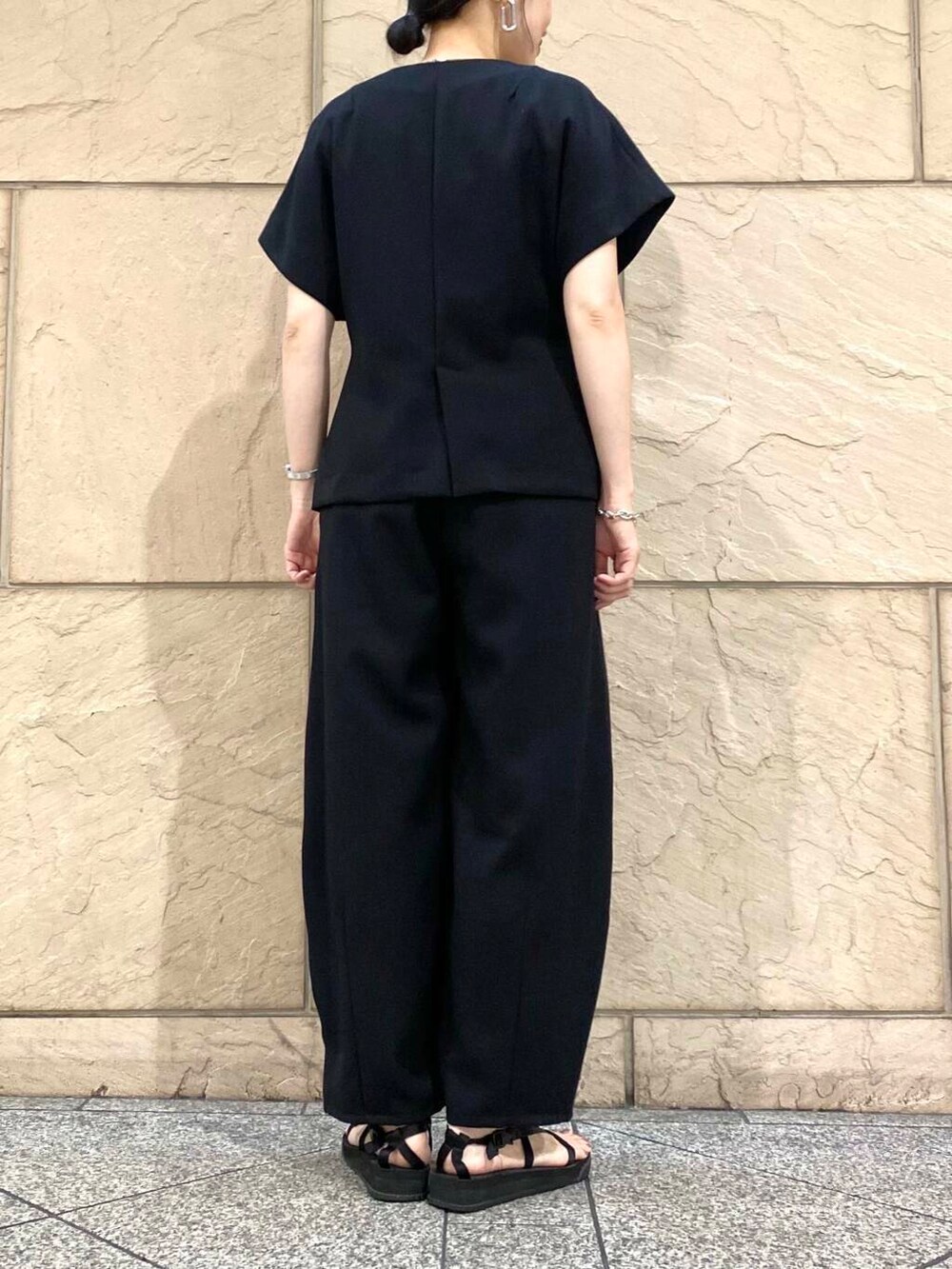 ブラック系のキャミソール、ブラック系のベスト、ブラック系のその他パンツを着用したレディースの夏コーディネートの6枚目の写真