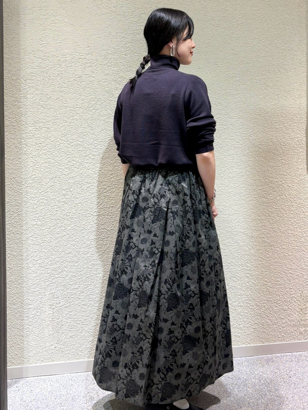 グレー系のニット/セーター、その他のスカート、グレー系のスカートを着用したレディースの秋コーディネートの3枚目の写真