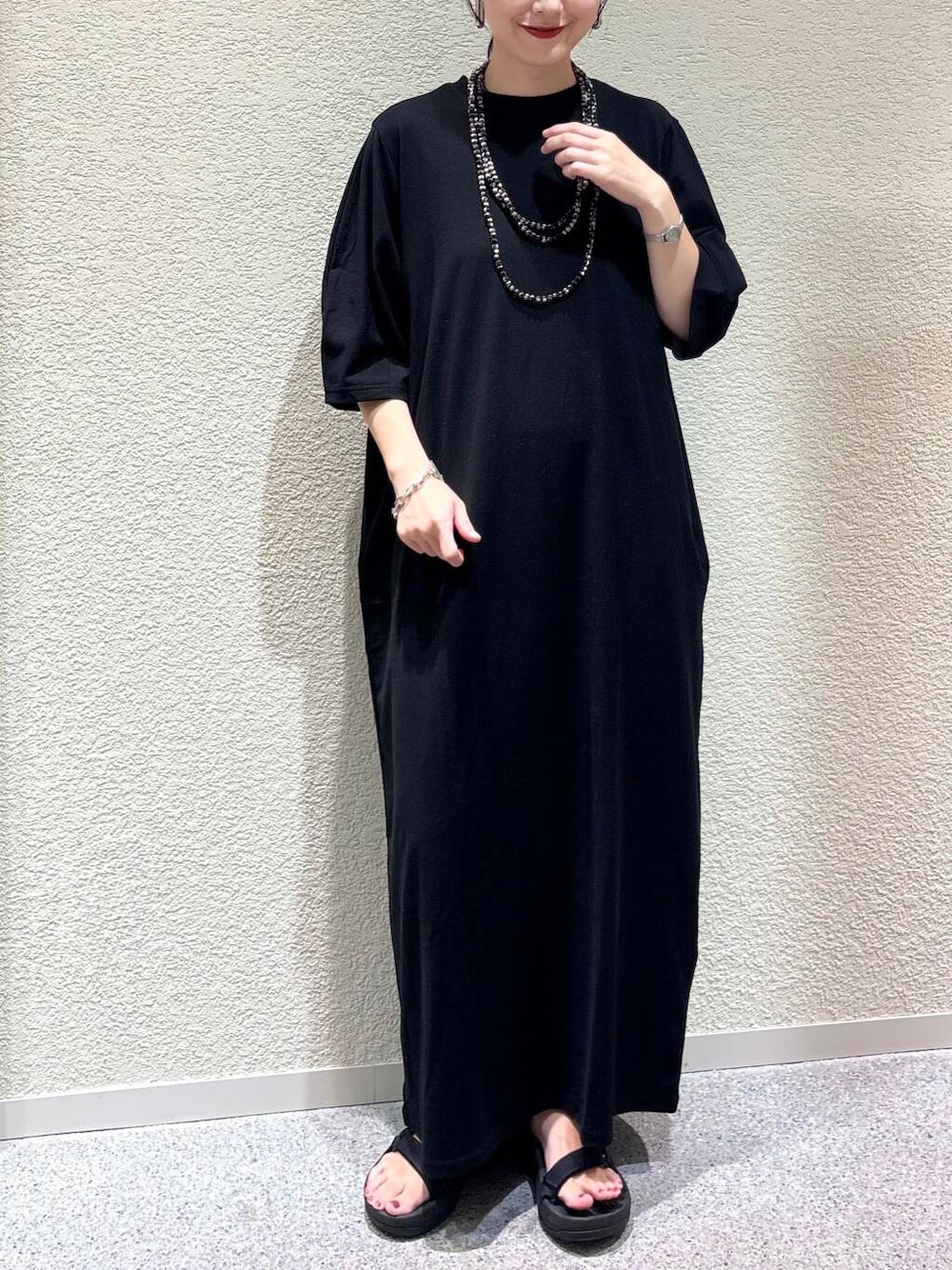 「大人カジュアル、デートコーデ、ママコーデ、きれいめカジュアル、シンプルコーデ、かぐれ、雨の日コーデ、newarrival、休日スタイル、30代、旅行コーデ、ブルベ夏、骨格ウェーブ、暑い、帰省コーデ」｜「かぐれの『2サイズ展開』コクーンスリーブストレートワンピース（ワンピース、ブラック系）」を使った、saoriさん（レディース・158cm）の夏コーディネートの4枚目の写真