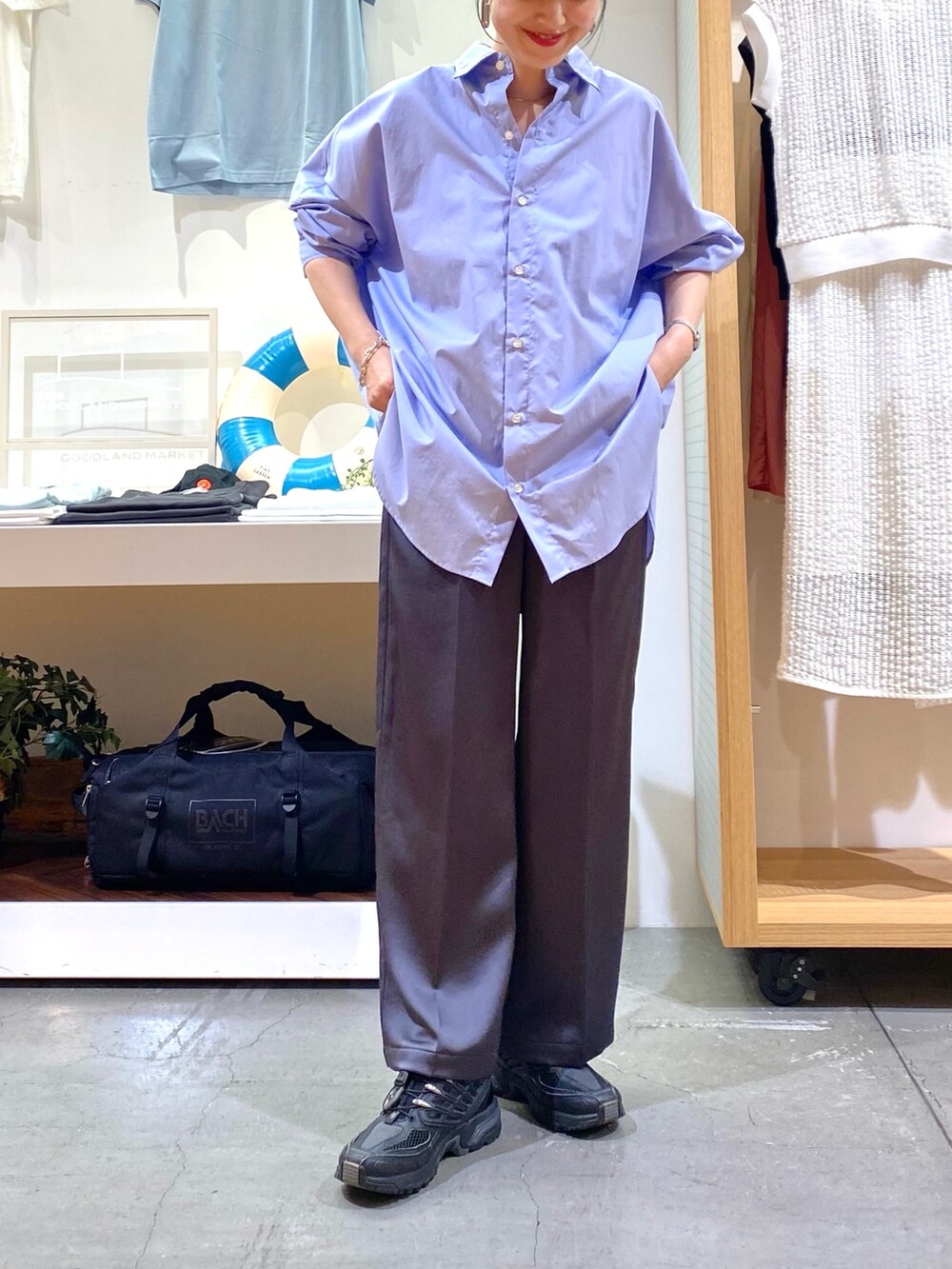 ブルー系のシャツ/ブラウス、グレー系のその他パンツを着用したレディースの夏コーディネートの5枚目の写真