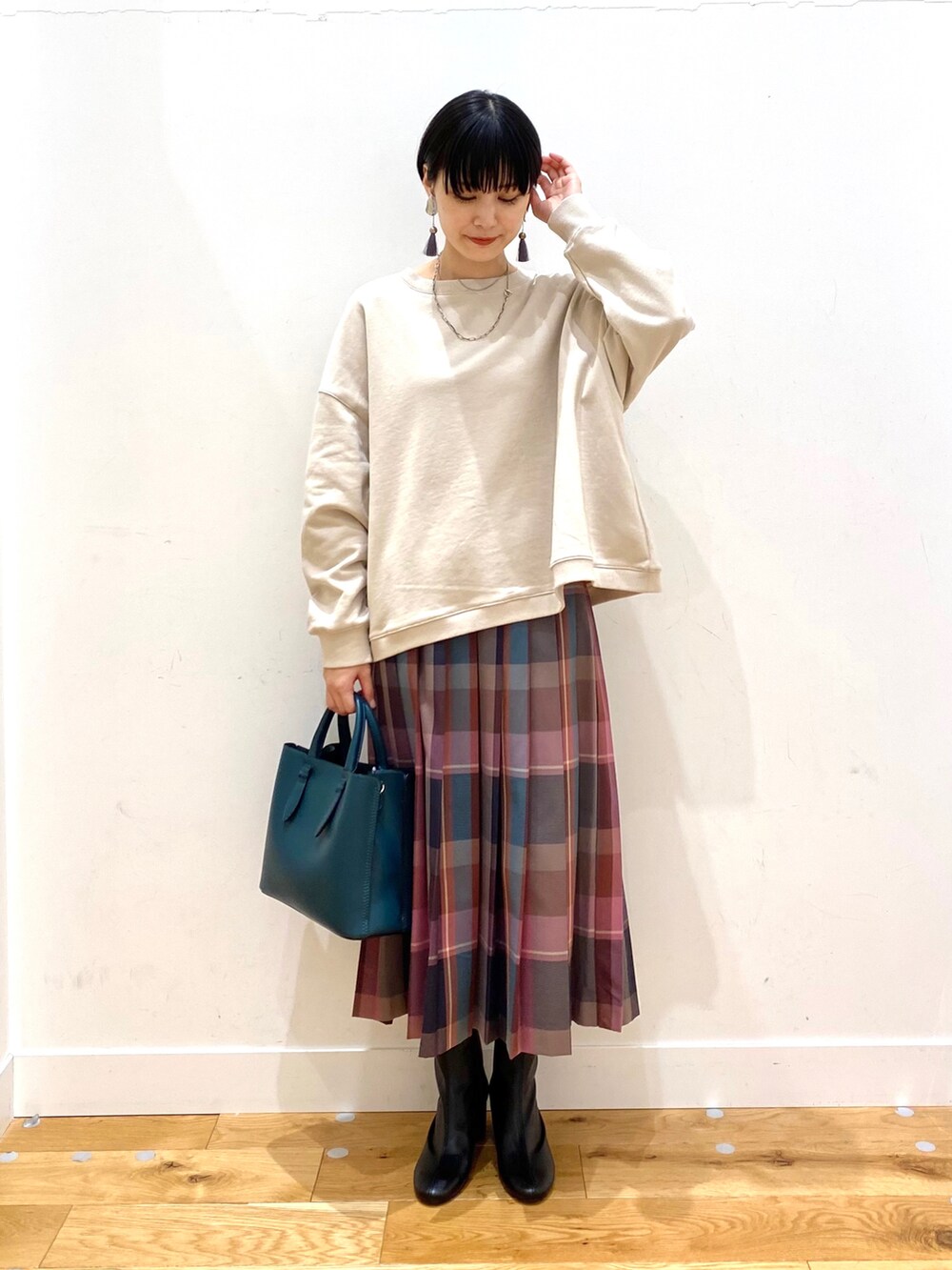 「クリスマスに着たい服、冬コーデ、あったかコーデ、シンプルコーデ、きれいめカジュアル、チェック柄に恋してる、ブーツ、ロングコート、マイベストコーデ2021、おしゃれさんと繋がりたい、URBAN RESEARCH DOORS、URBAN RESEARCH DOORS WOMENS」|「URBAN RESEARCH DOORSのキルトノーカラーライトコート(ダウンジャケット/コート、グレー系)」を使った、saoriさん(レディース・158cm)の冬コーディネートの3枚目の写真