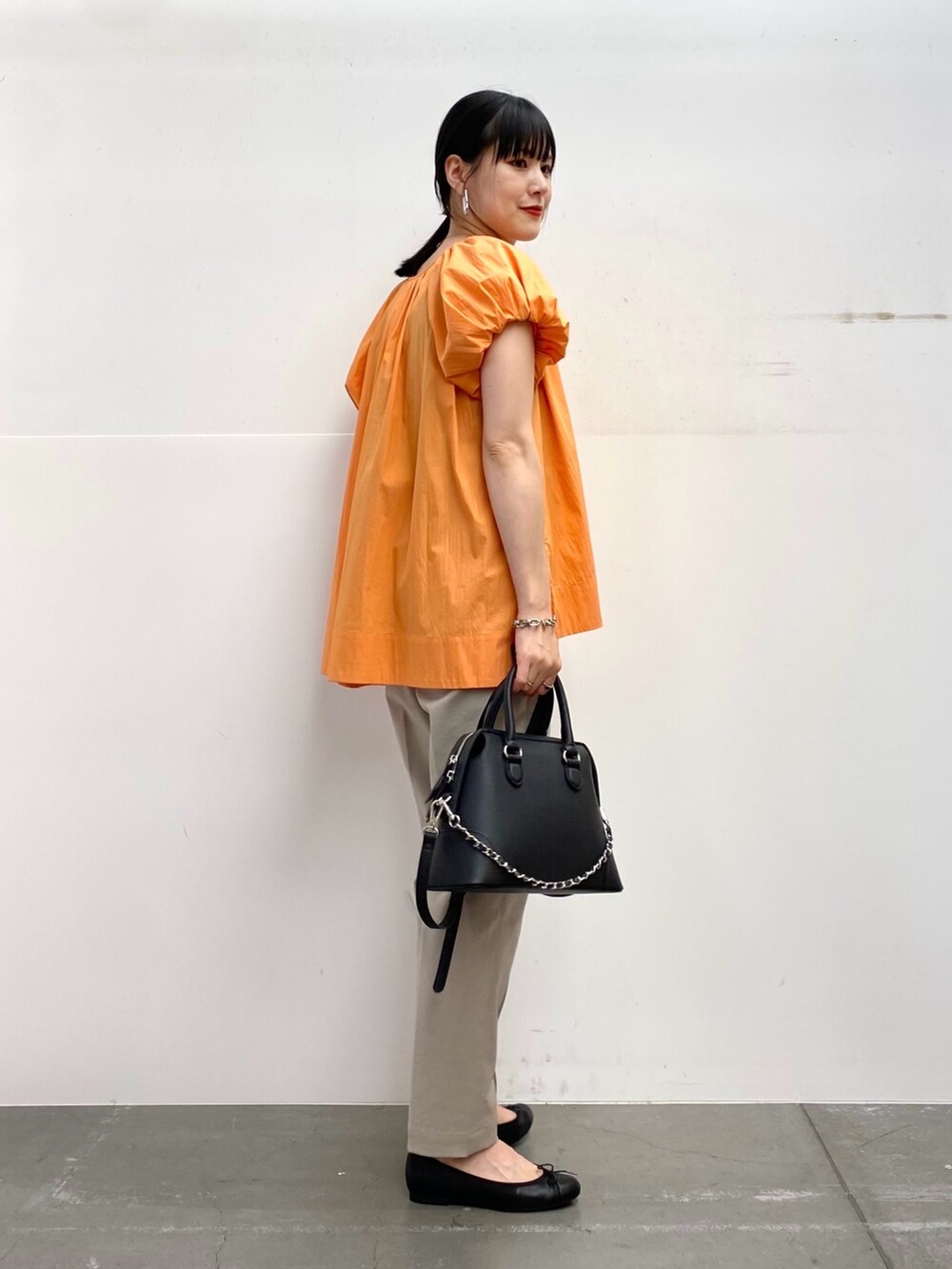 グレー系のその他パンツ、ブラック系のボストンバッグ、ブラック系のバレエシューズを着用したレディースの夏コーディネートの3枚目の写真