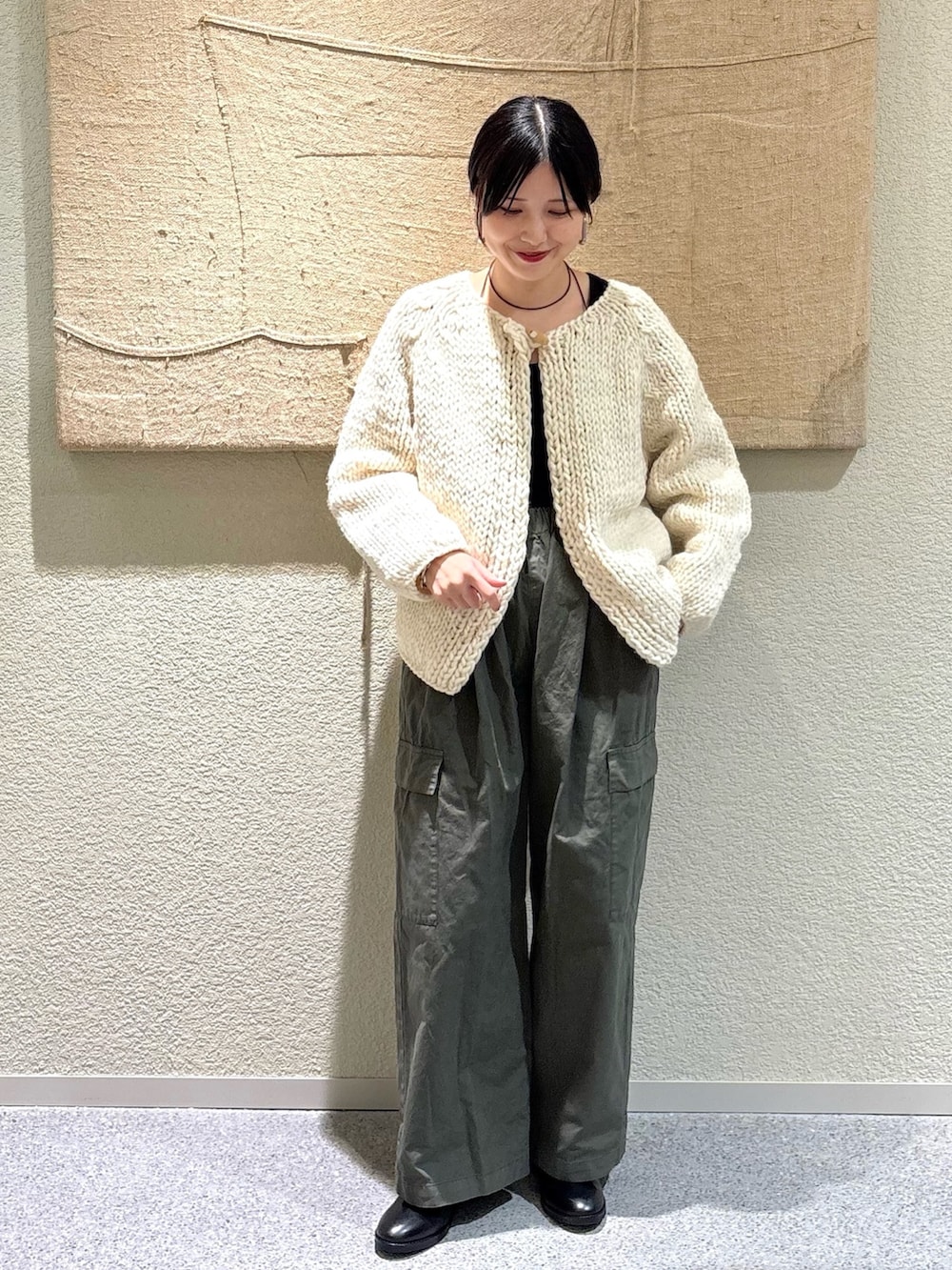 ホワイト系のカーディガン/ボレロ、グリーン系のその他パンツ、グリーン系のその他パンツを着用したレディースの秋コーディネートの6枚目の写真