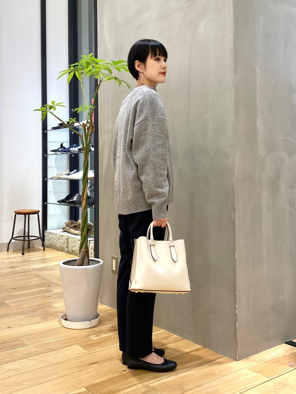 グレー系のニット/セーター、ホワイト系のTシャツ/カットソー、ブラック系のその他パンツを着用したレディースの冬コーディネートの5枚目の写真